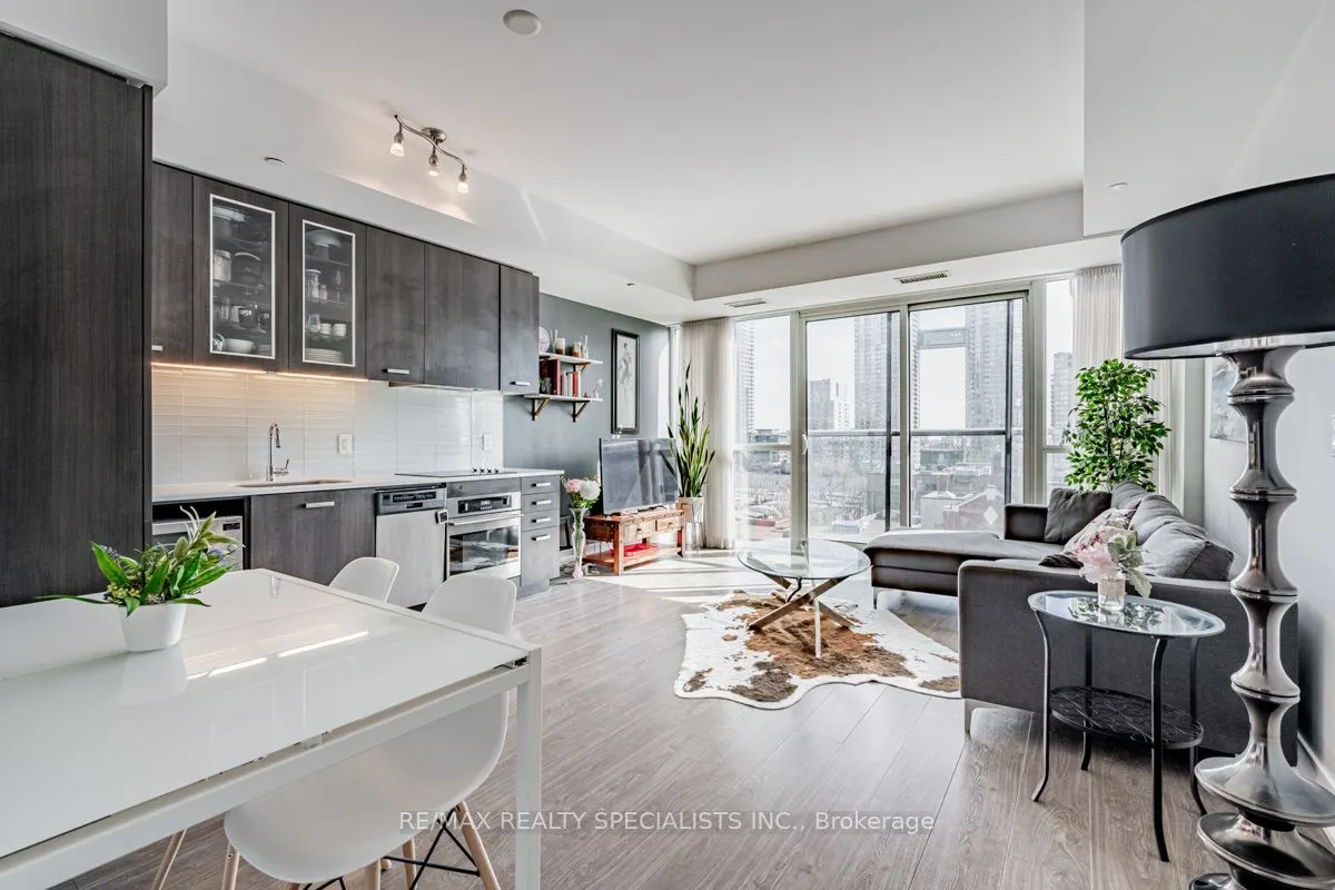 508 Wellington Street W, #810