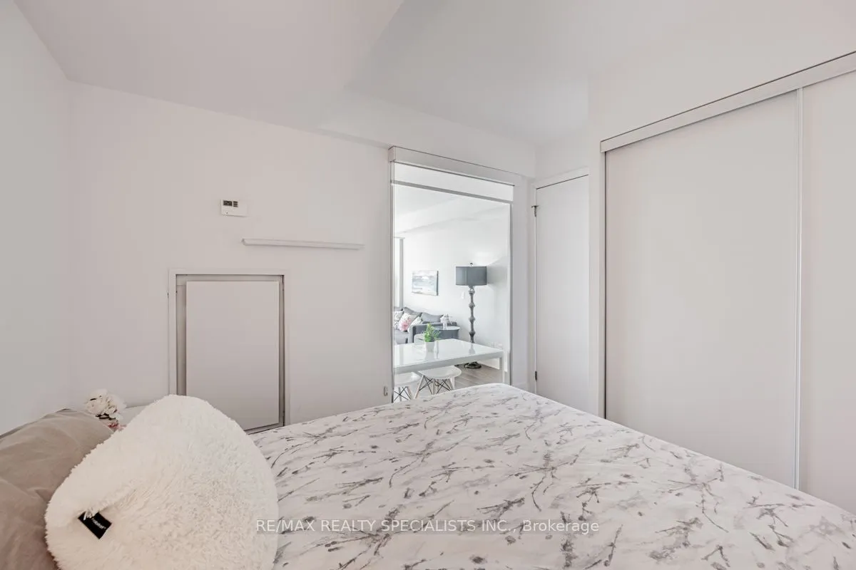 508 Wellington Street W, #810