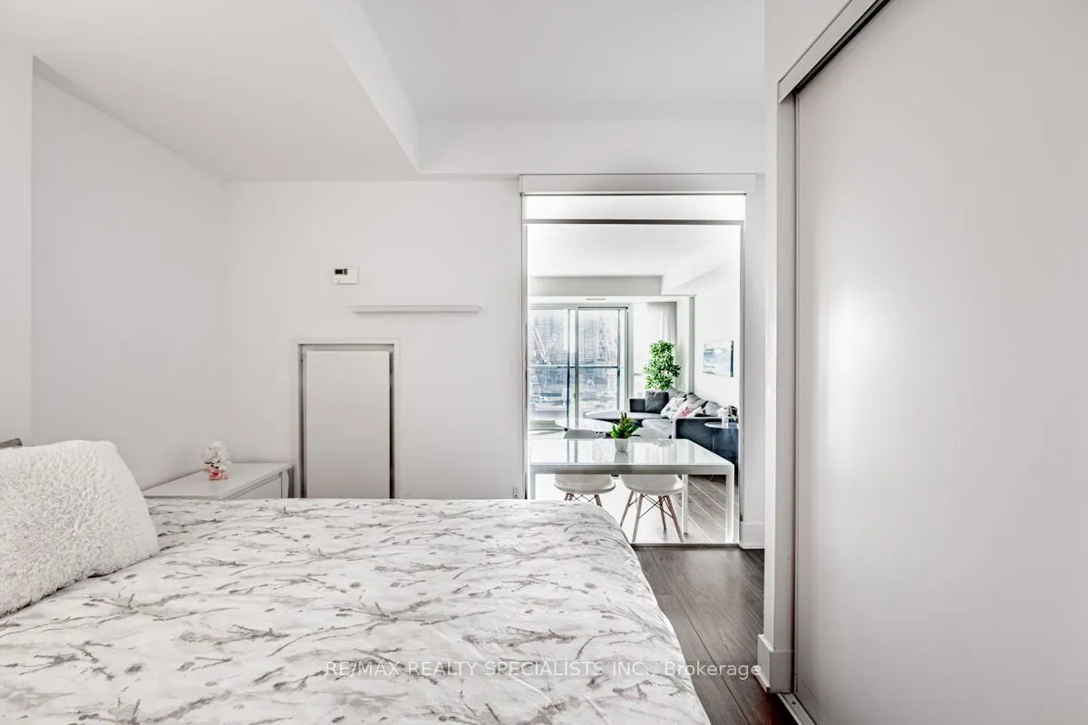 508 Wellington Street W, #810
