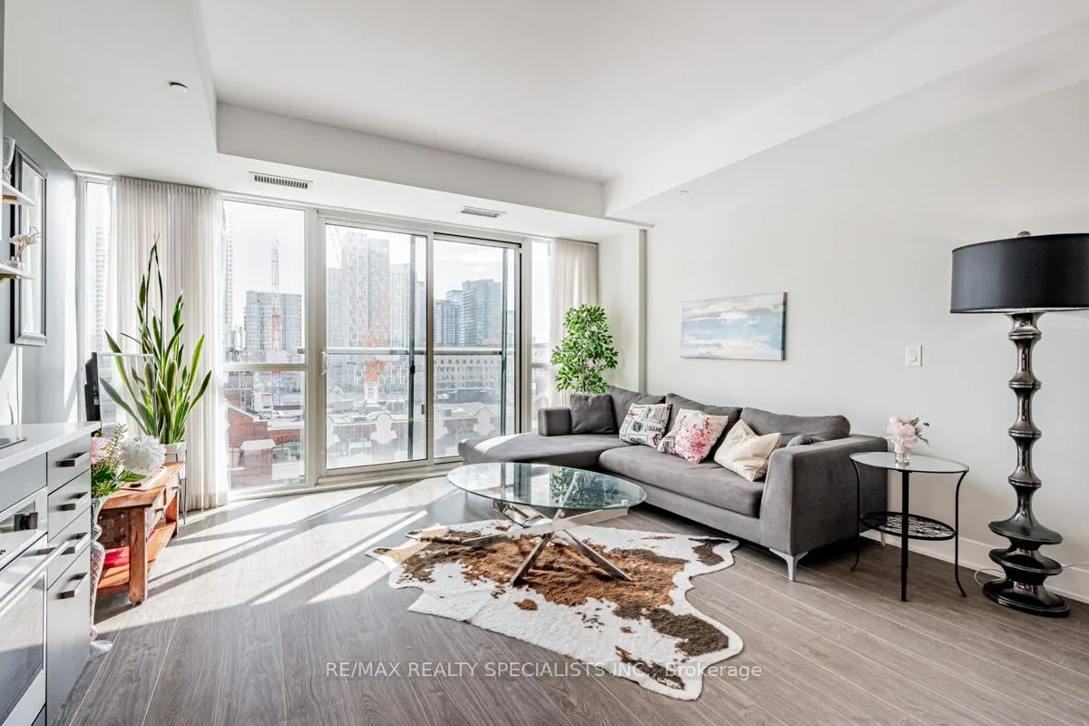 508 Wellington Street W, #810