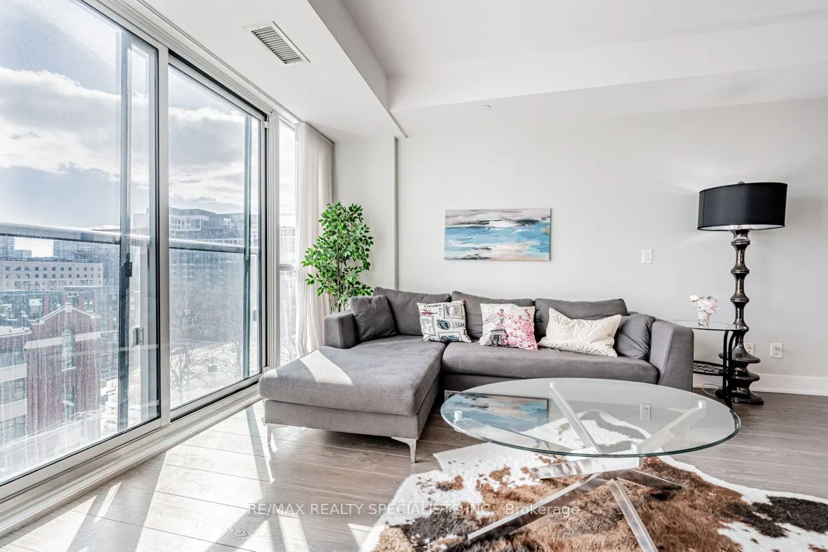 508 Wellington Street W, #810