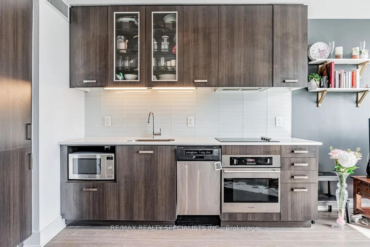508 Wellington Street W, #810