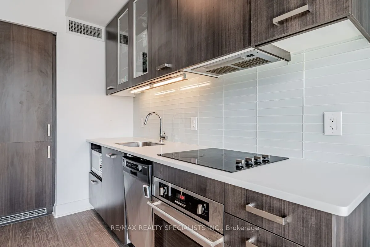 508 Wellington Street W, #810