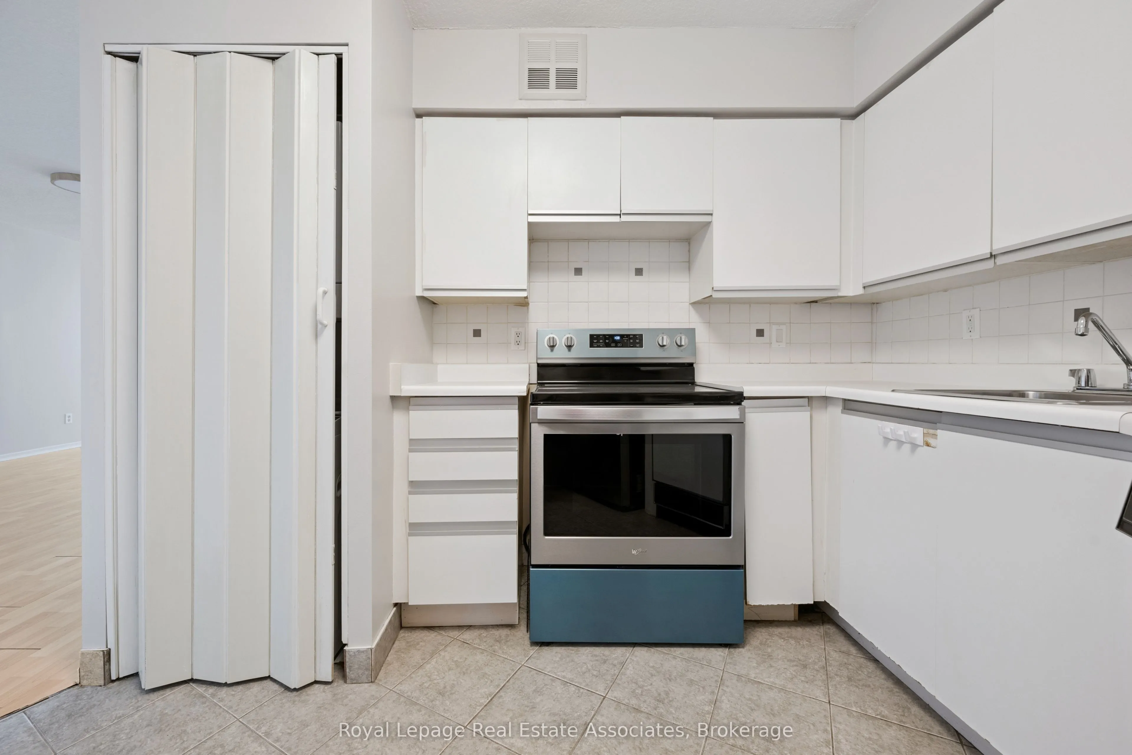 260 Queens Quay W, #1004