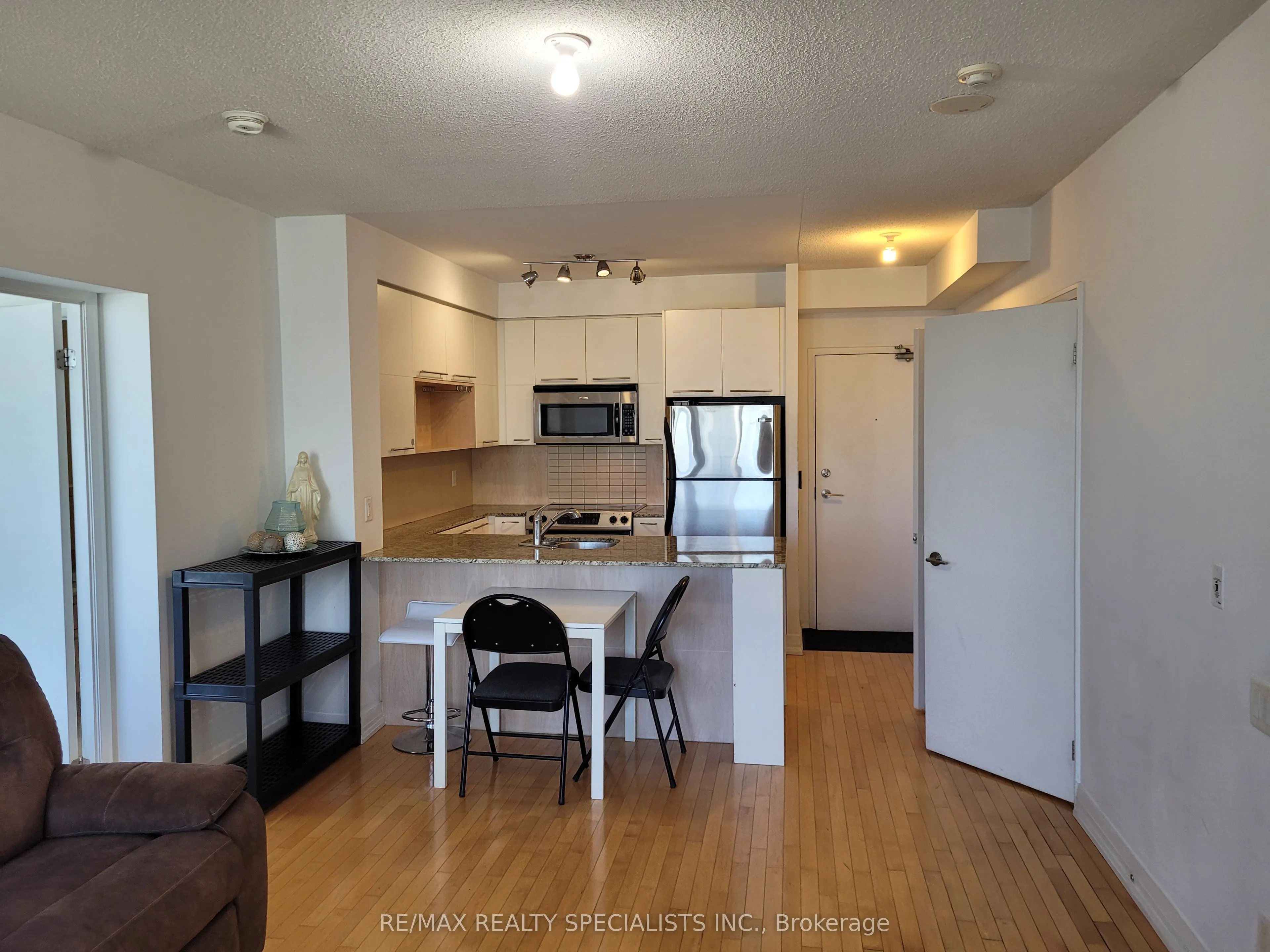 21 Carlton Street, #3703