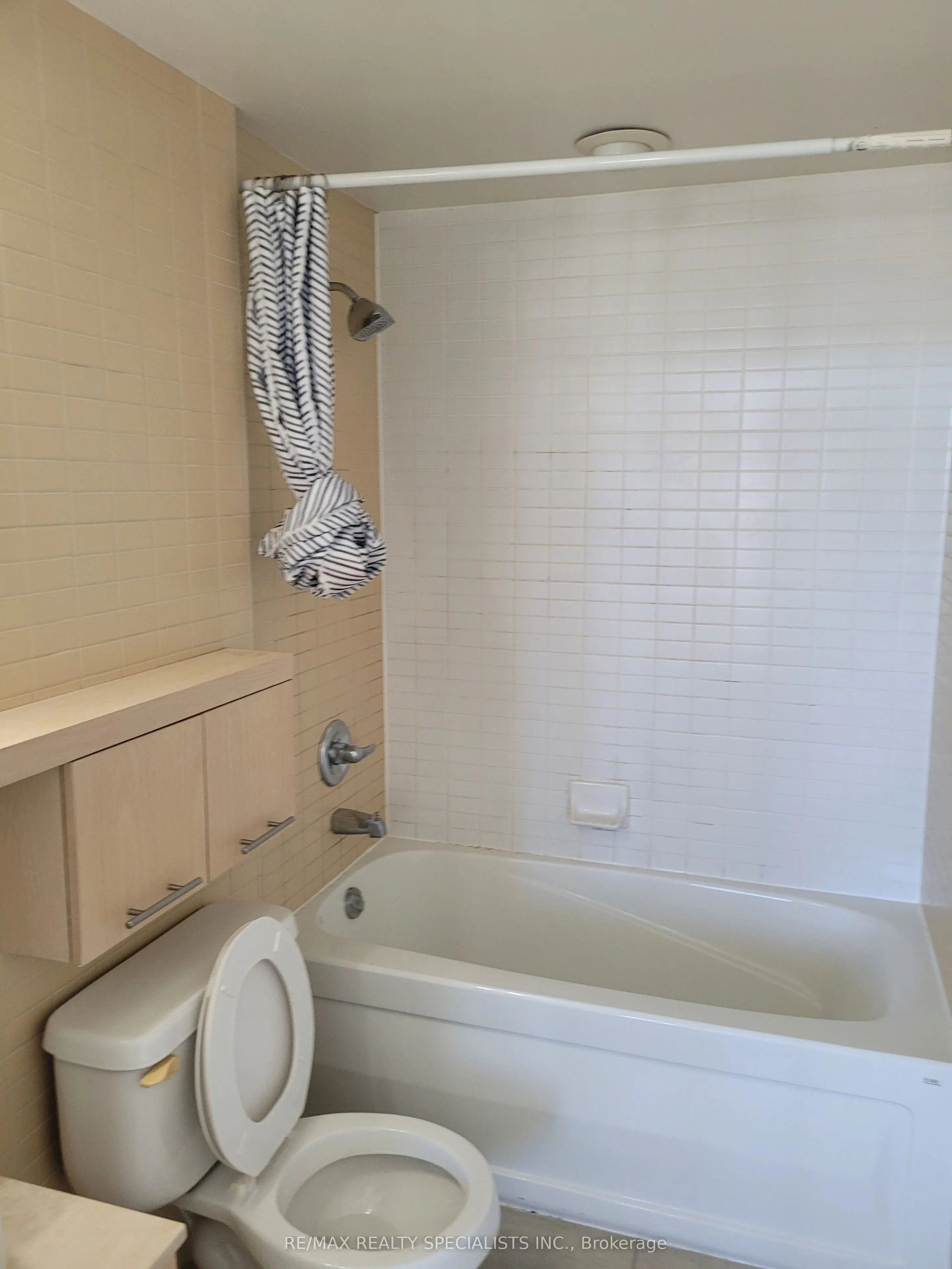 21 Carlton Street, #3703