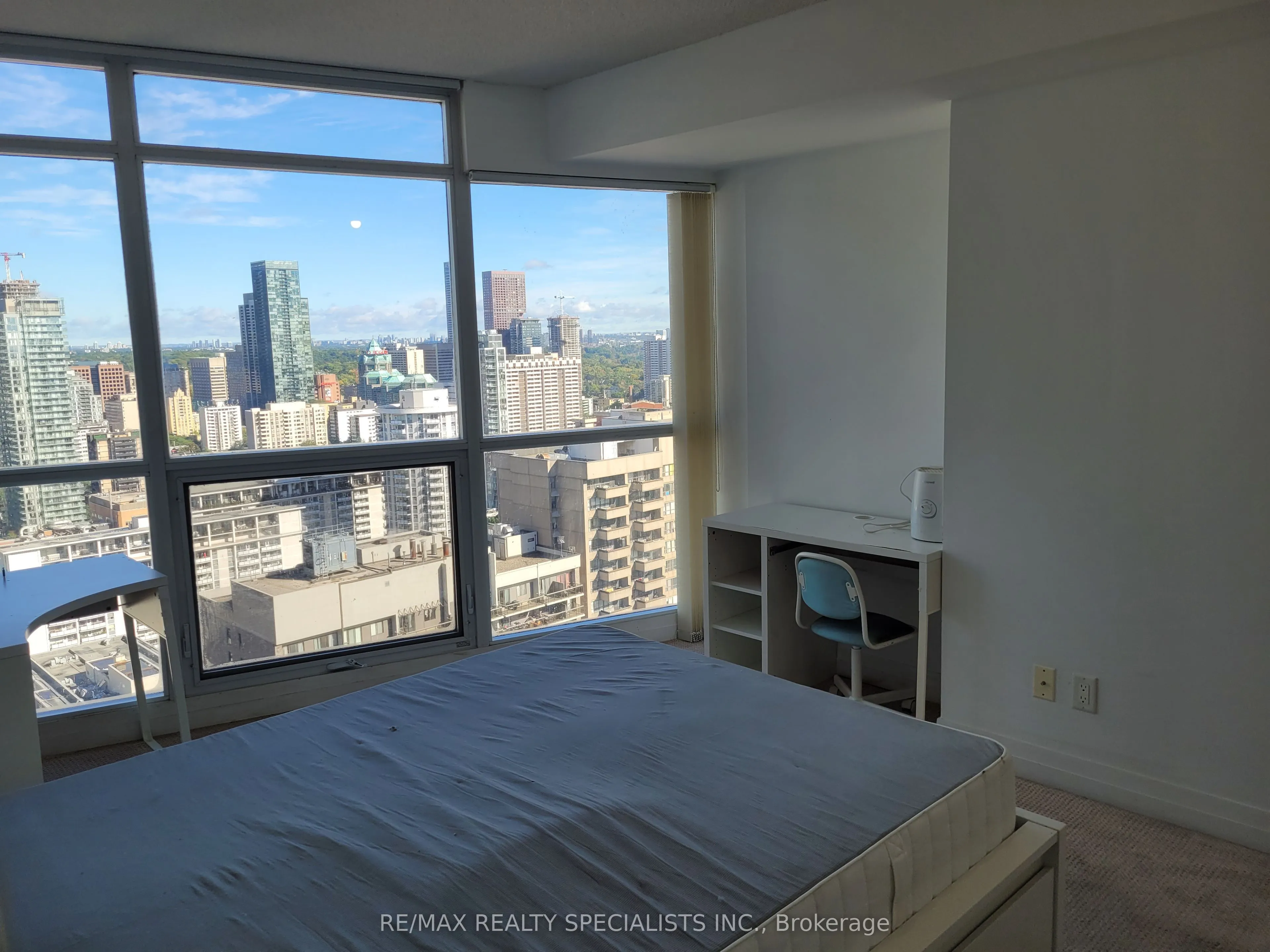 21 Carlton Street, #3703