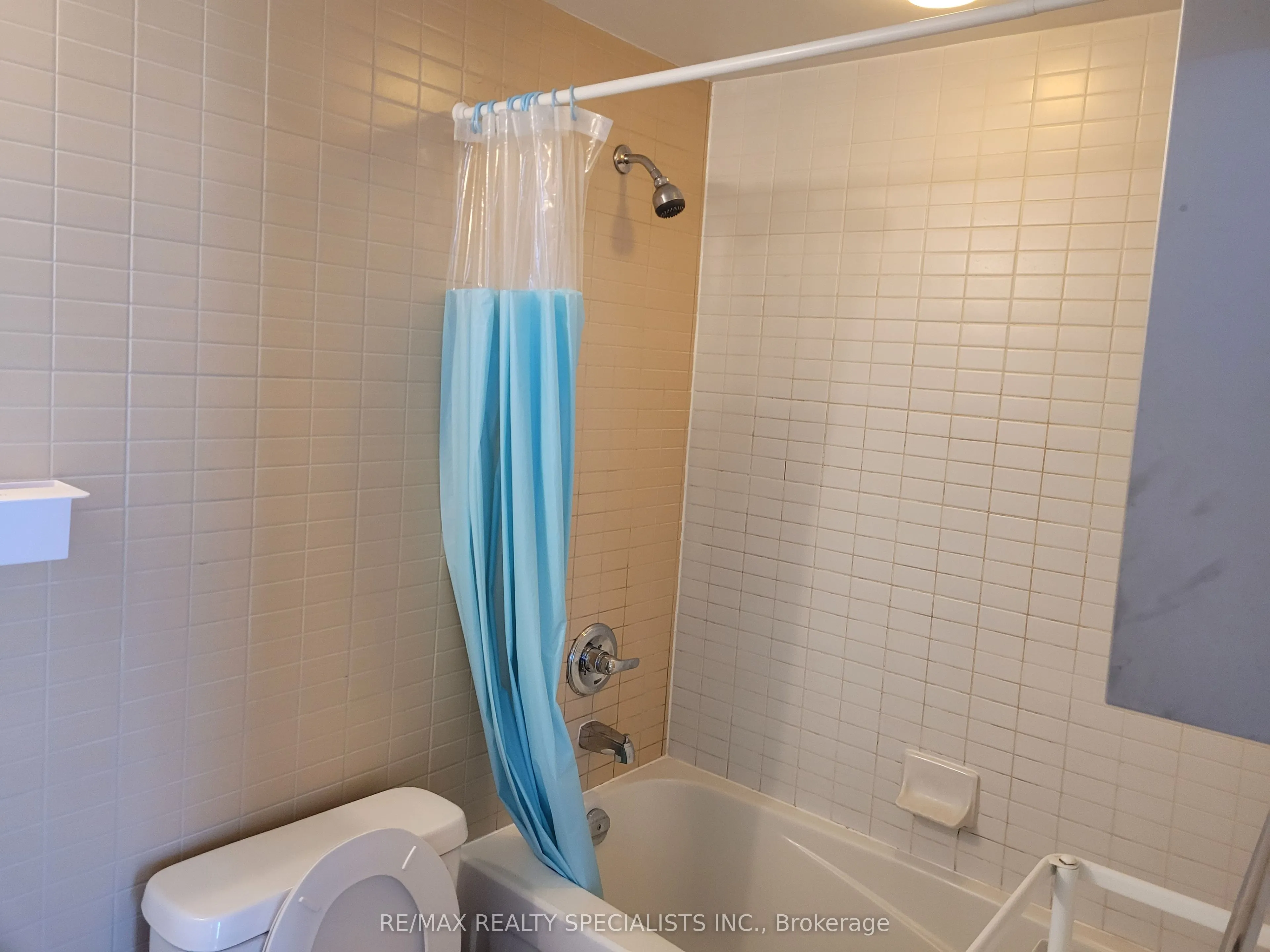 21 Carlton Street, #3703