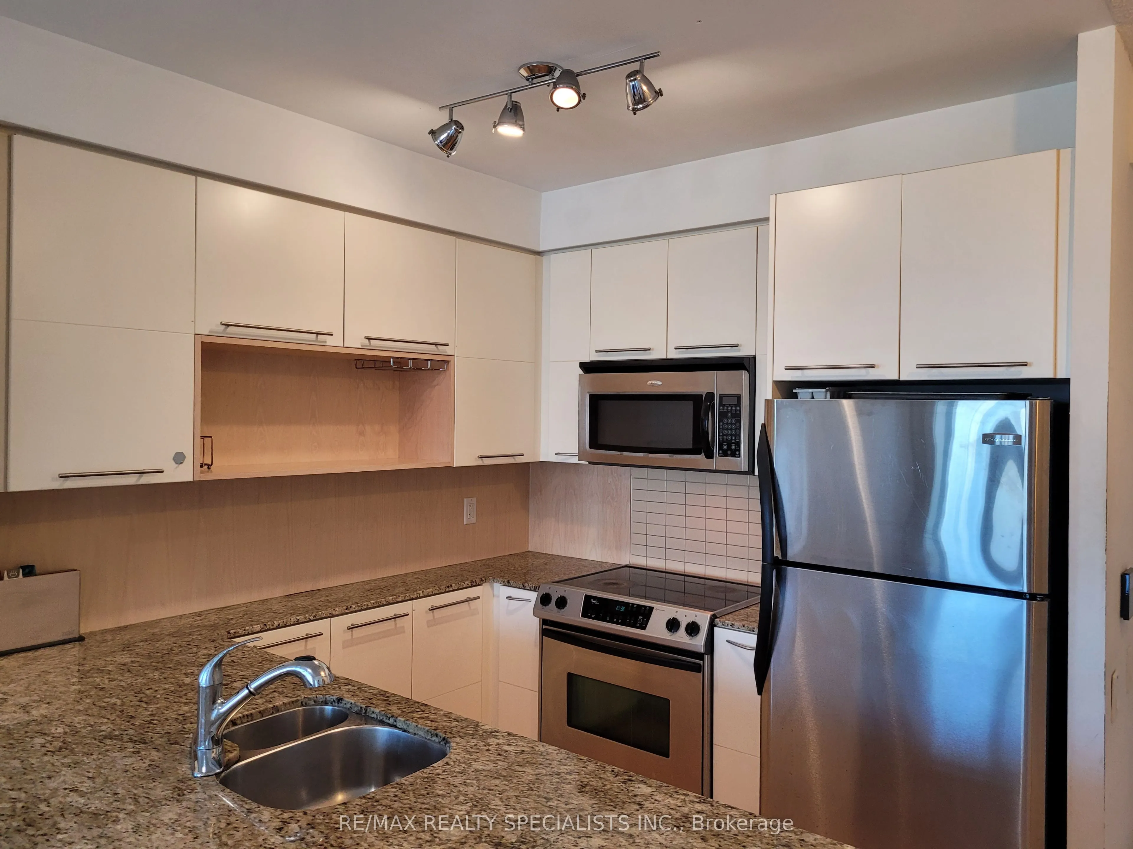21 Carlton Street, #3703