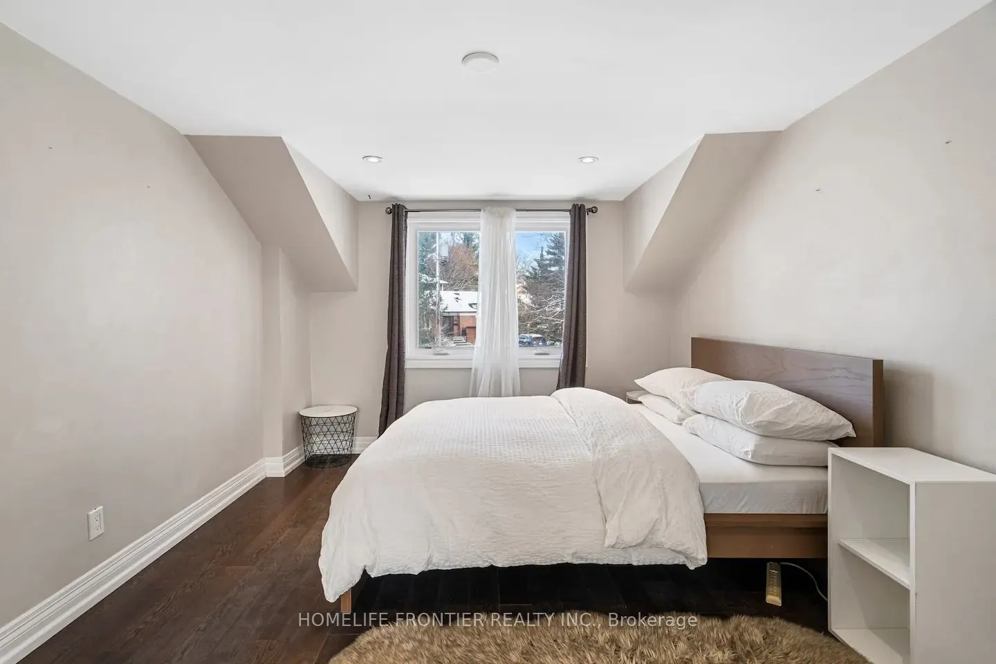 289 Burnett Avenue, #Main Floor