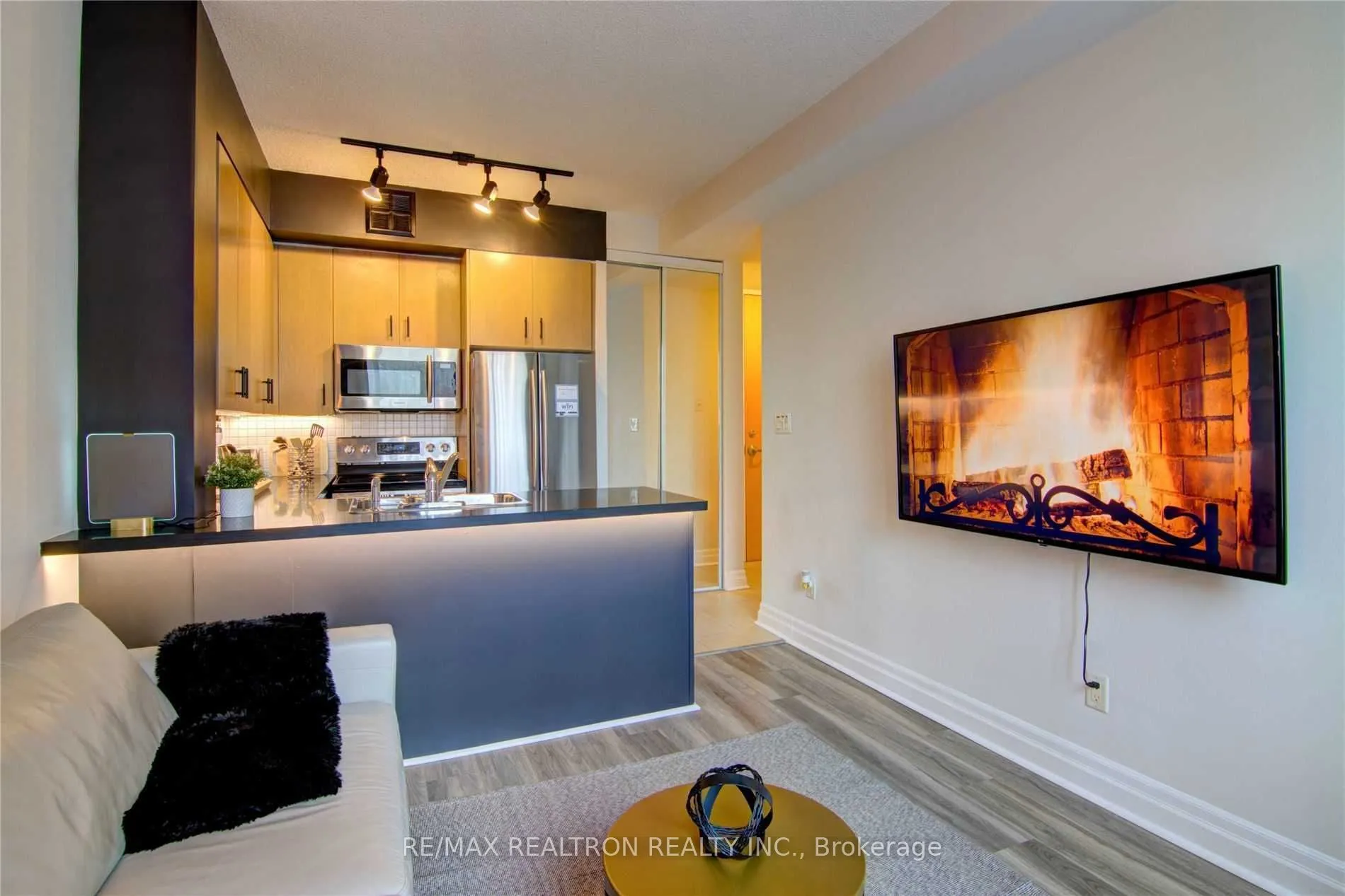 70 Alexander Street, #401