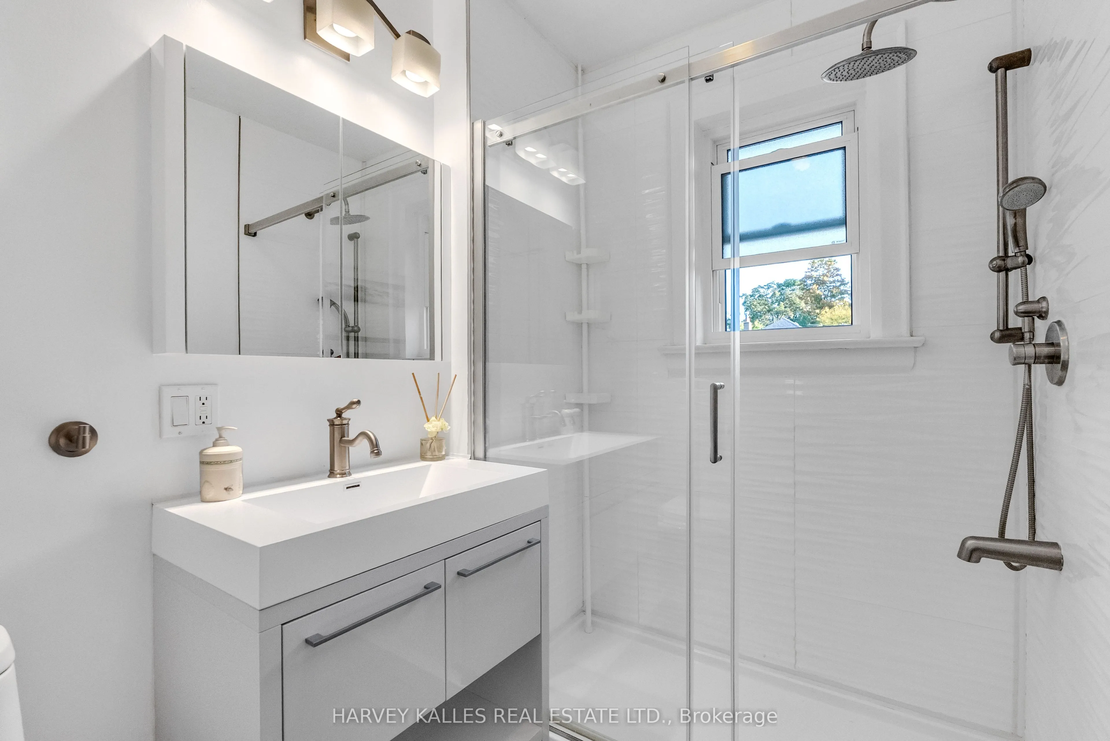 89 Lawrence Avenue W