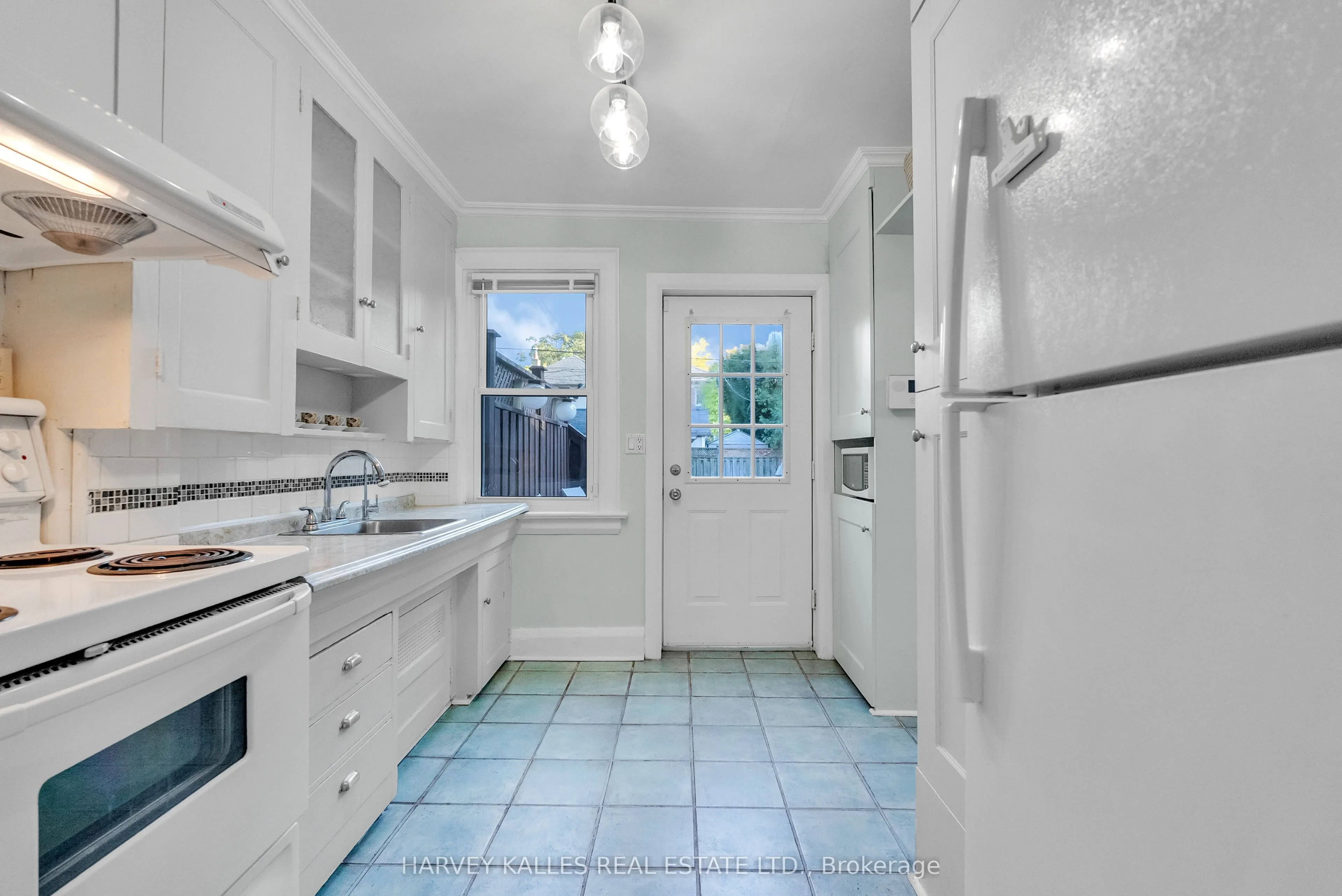 89 Lawrence Avenue W