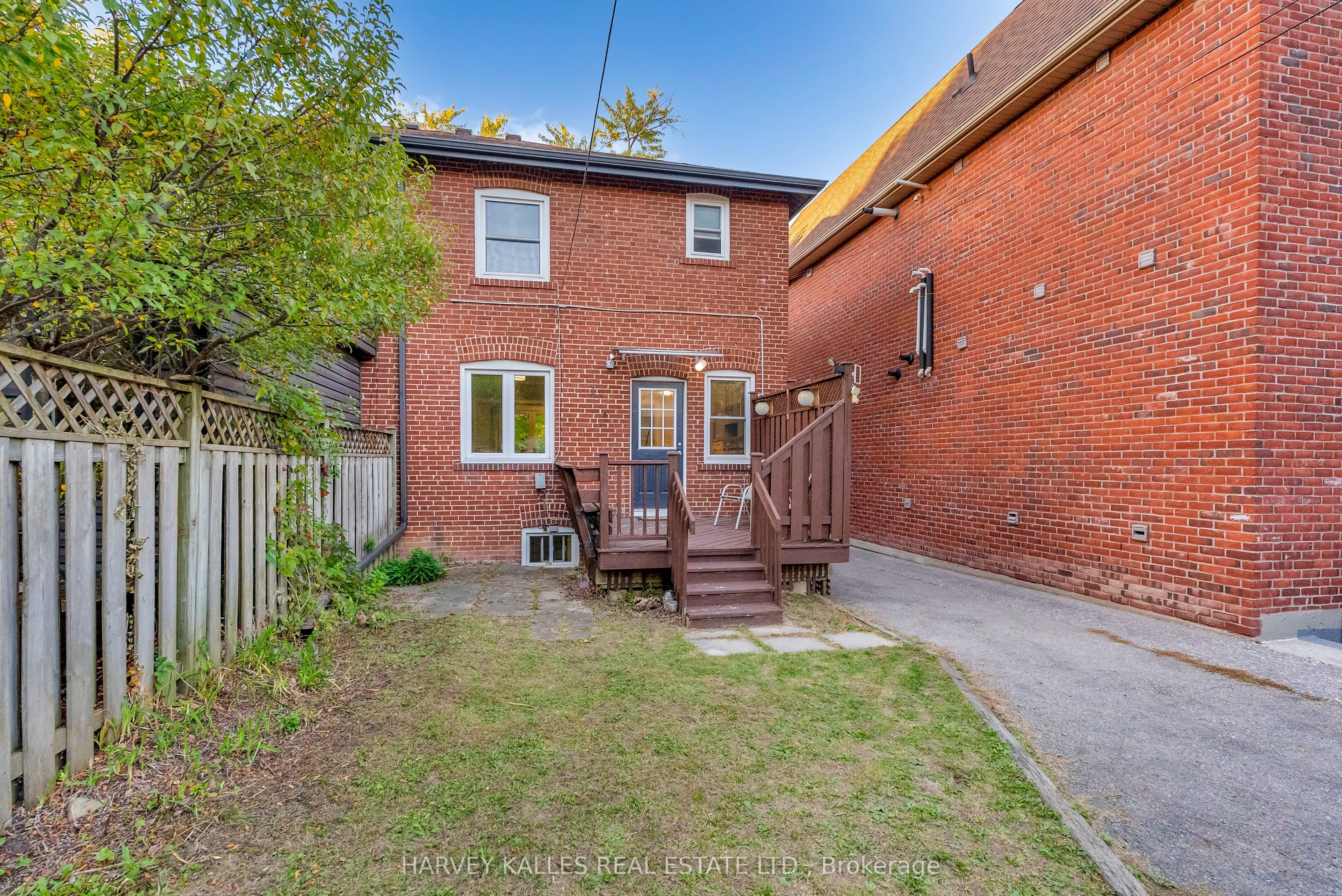 89 Lawrence Avenue W