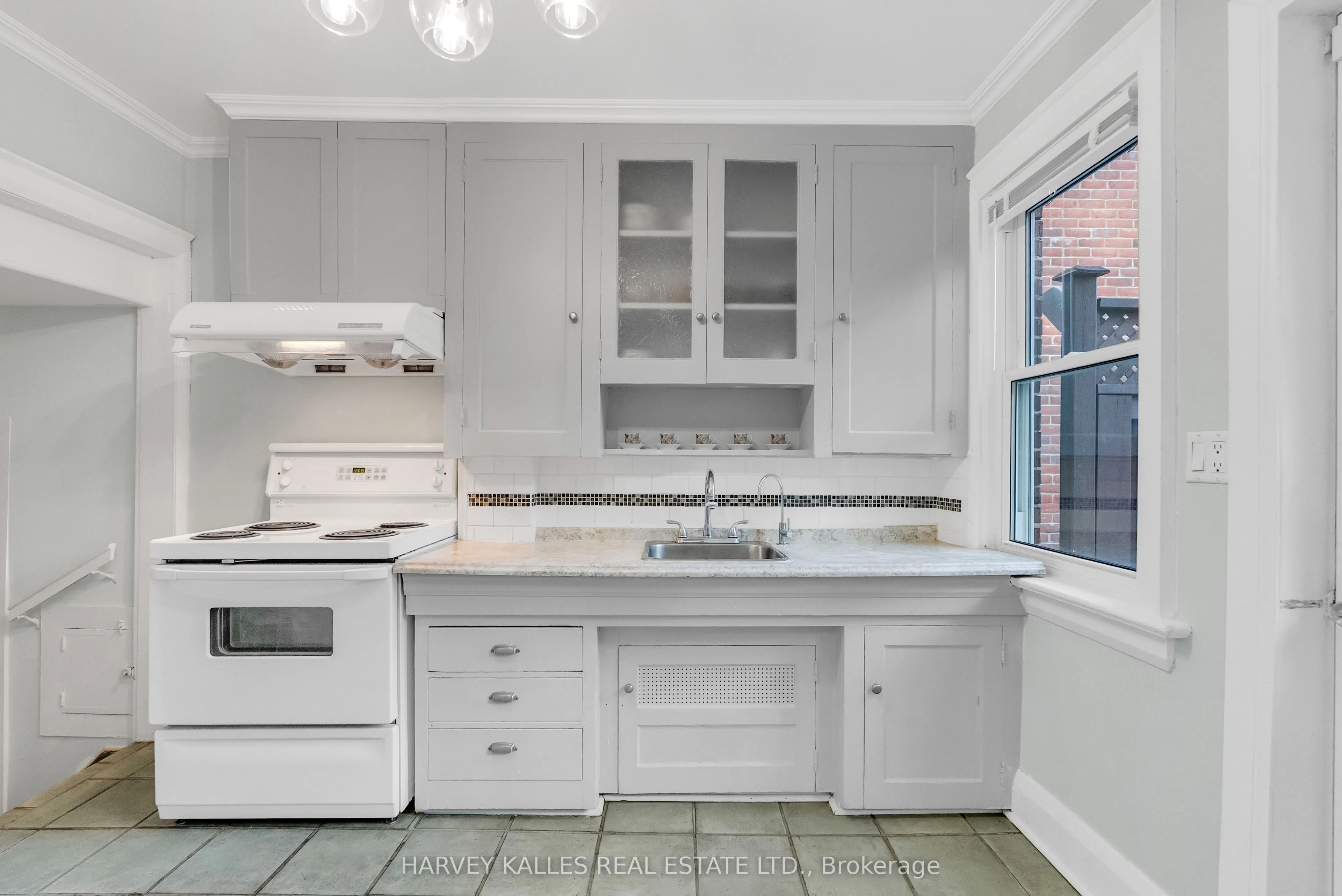 89 Lawrence Avenue W