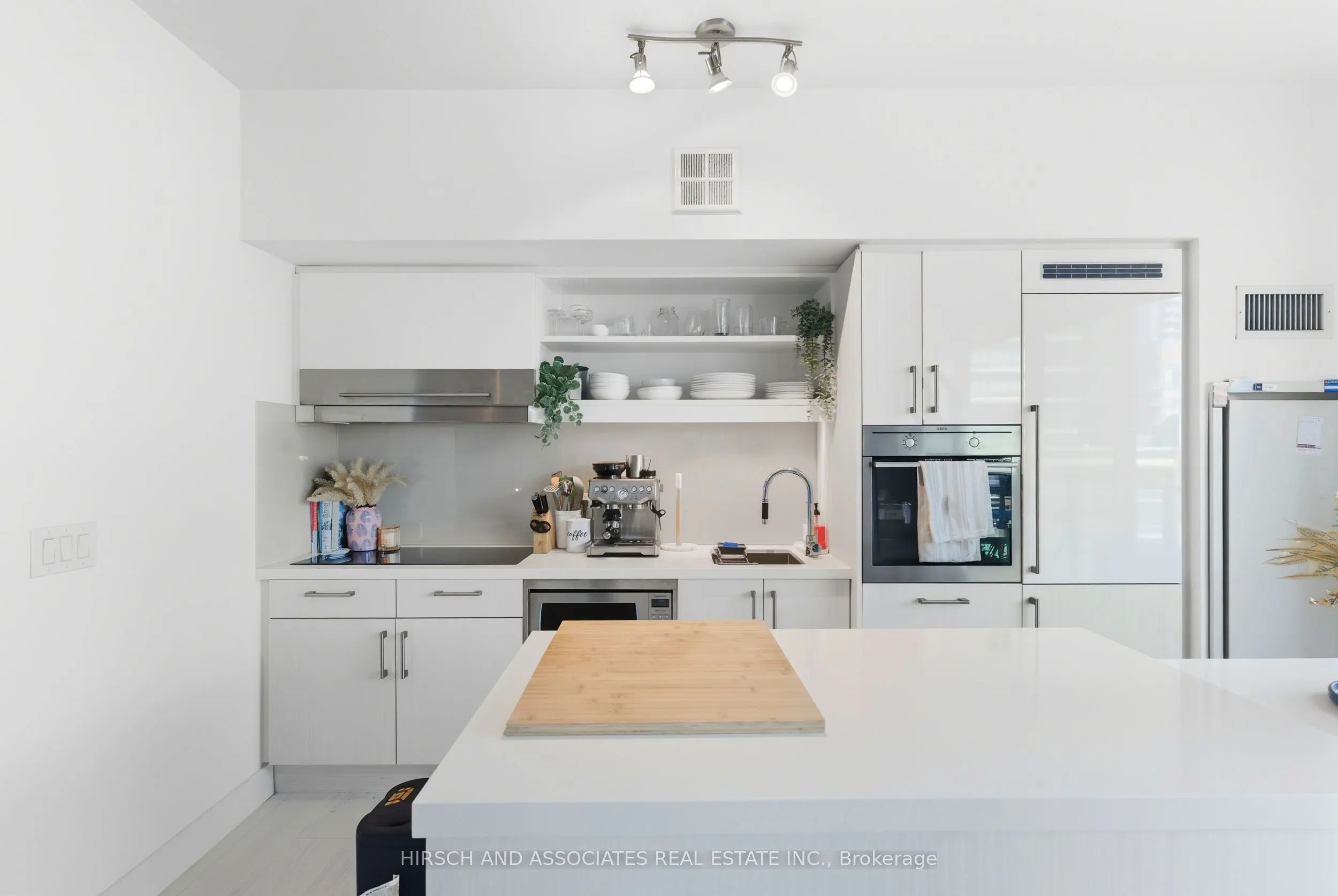 39 Sherbourne Street, #904