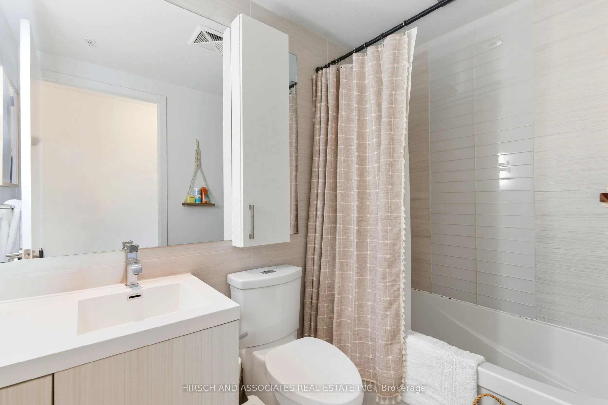 39 Sherbourne Street, #904
