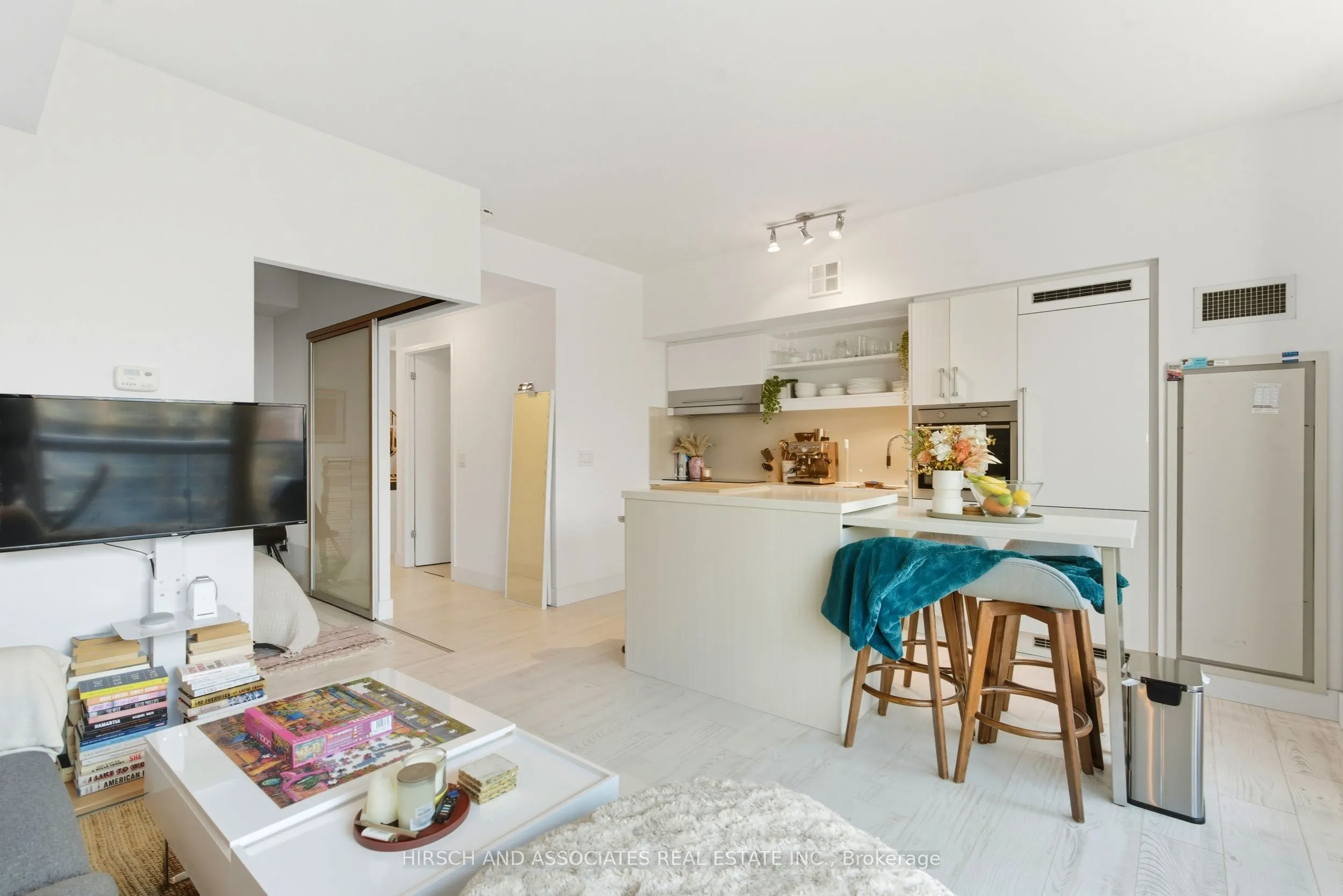 39 Sherbourne Street, #904