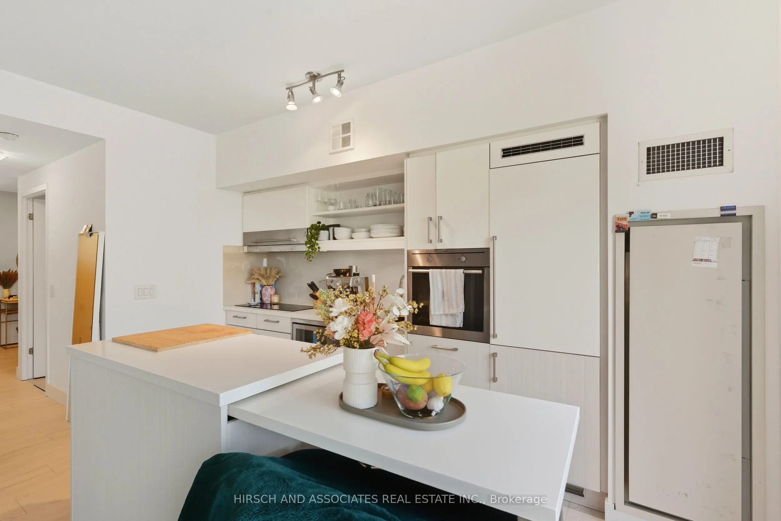 39 Sherbourne Street, #904