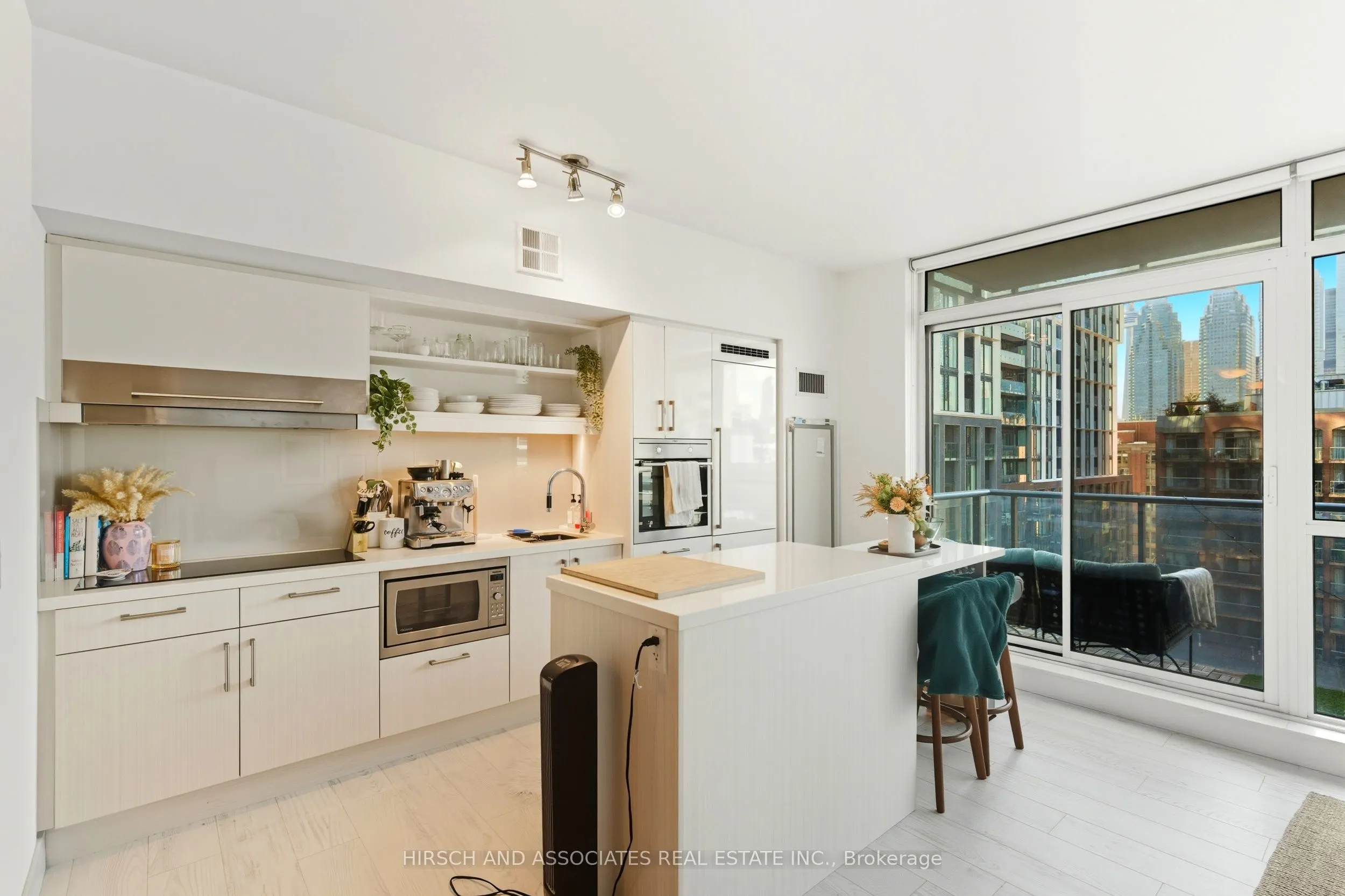 39 Sherbourne Street, #904