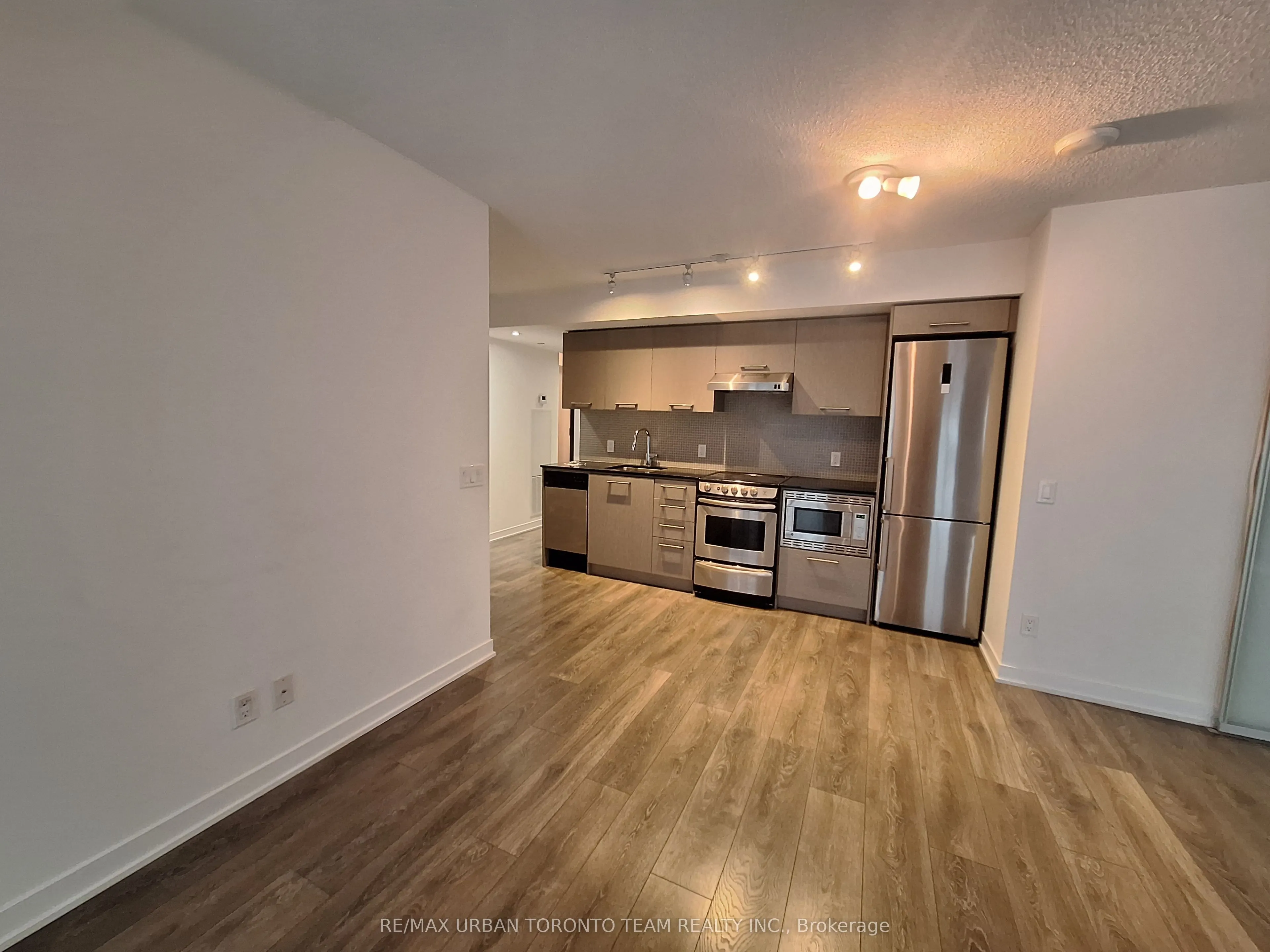 87 Peter Street, #817