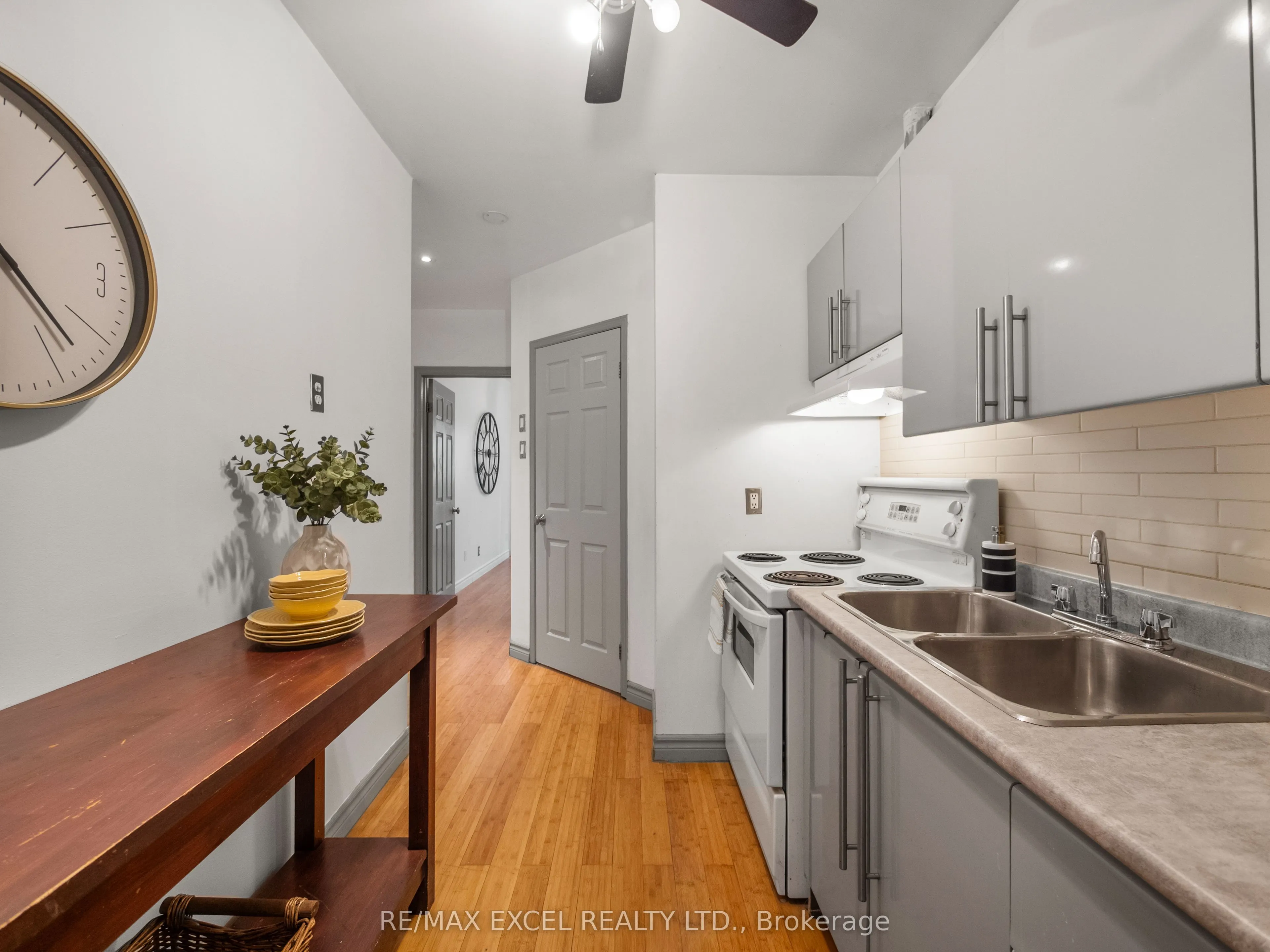 137 Gerrard Street E, #Main