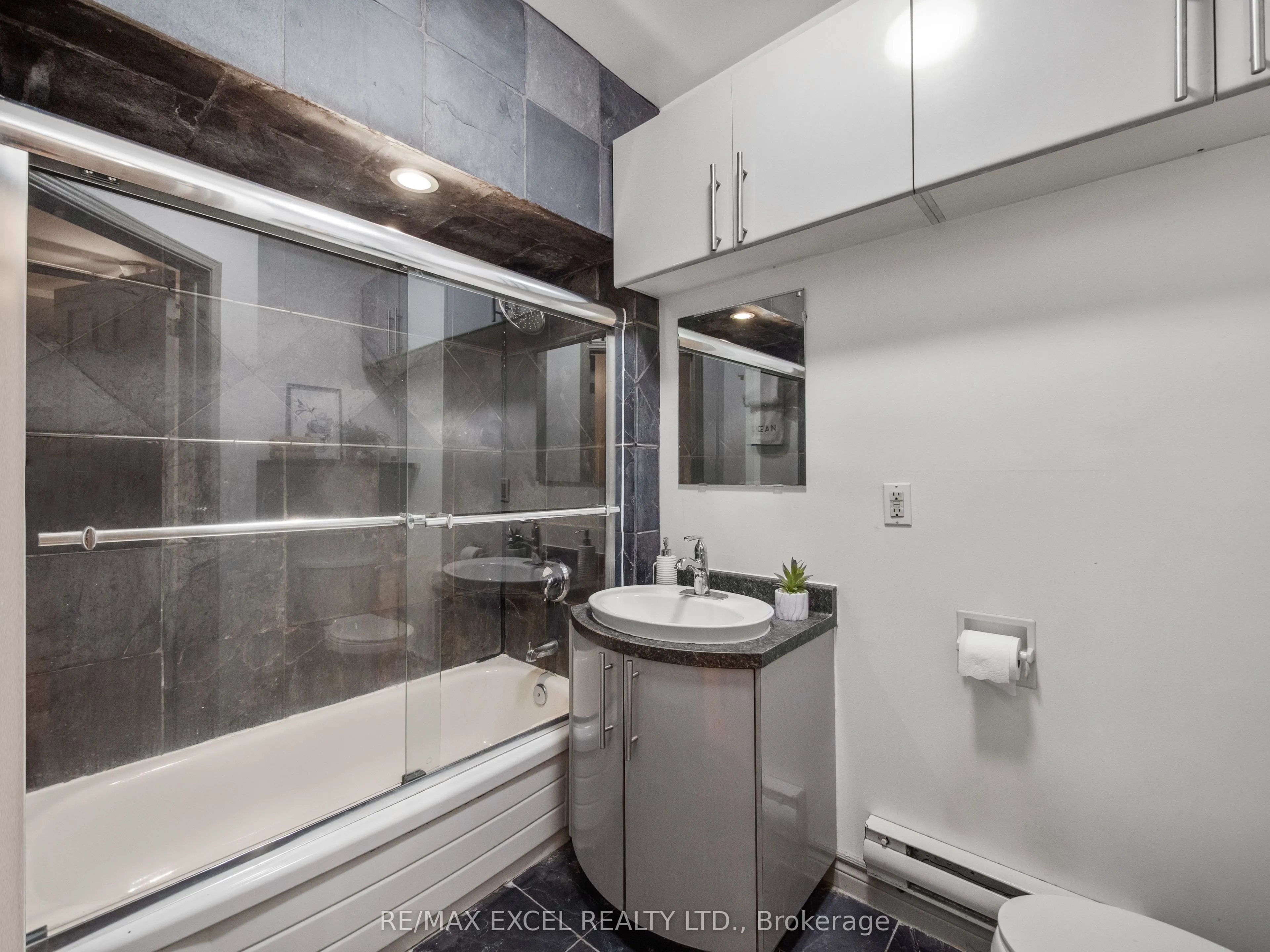 137 Gerrard Street E, #Main