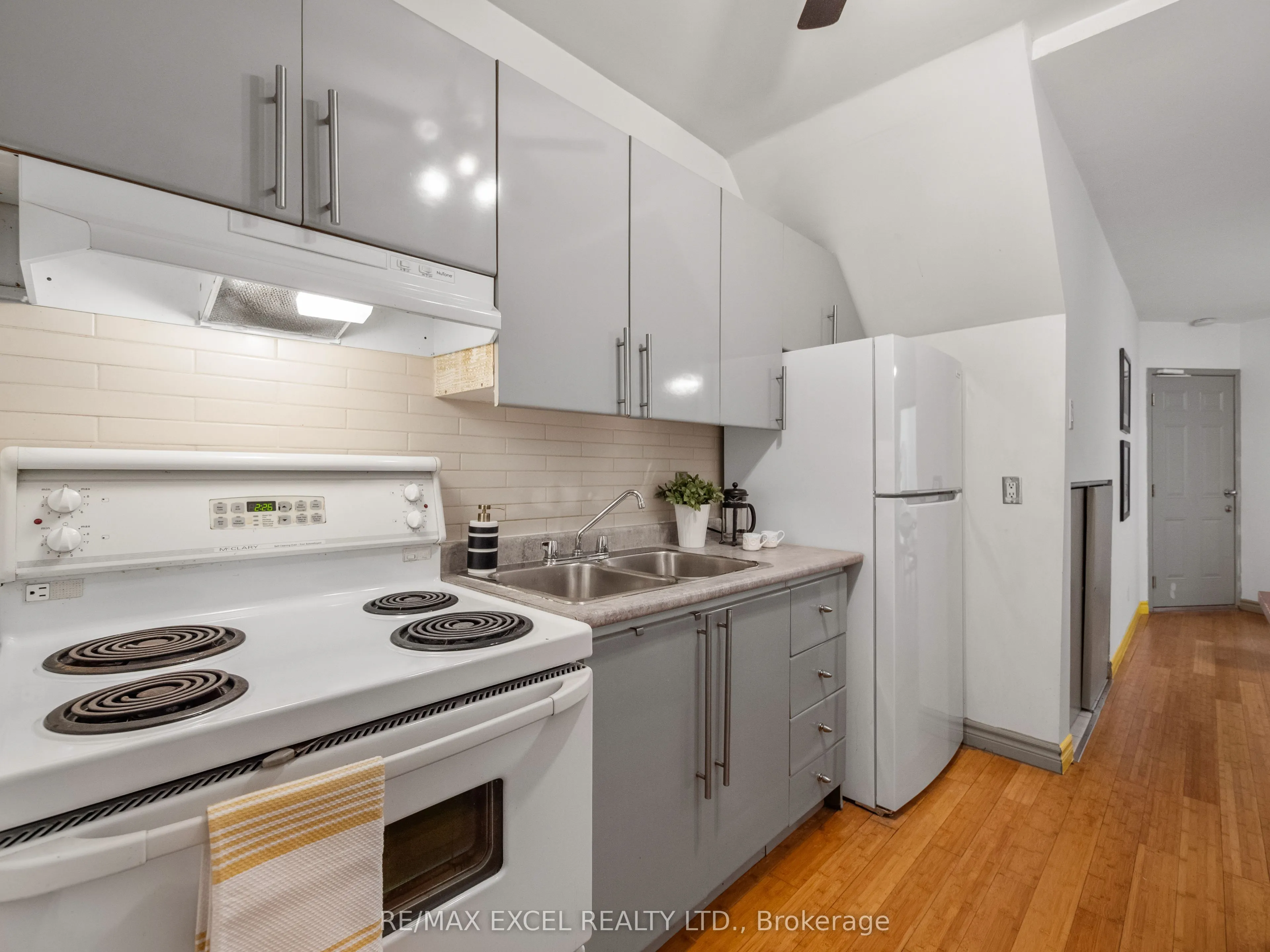 137 Gerrard Street E, #Main