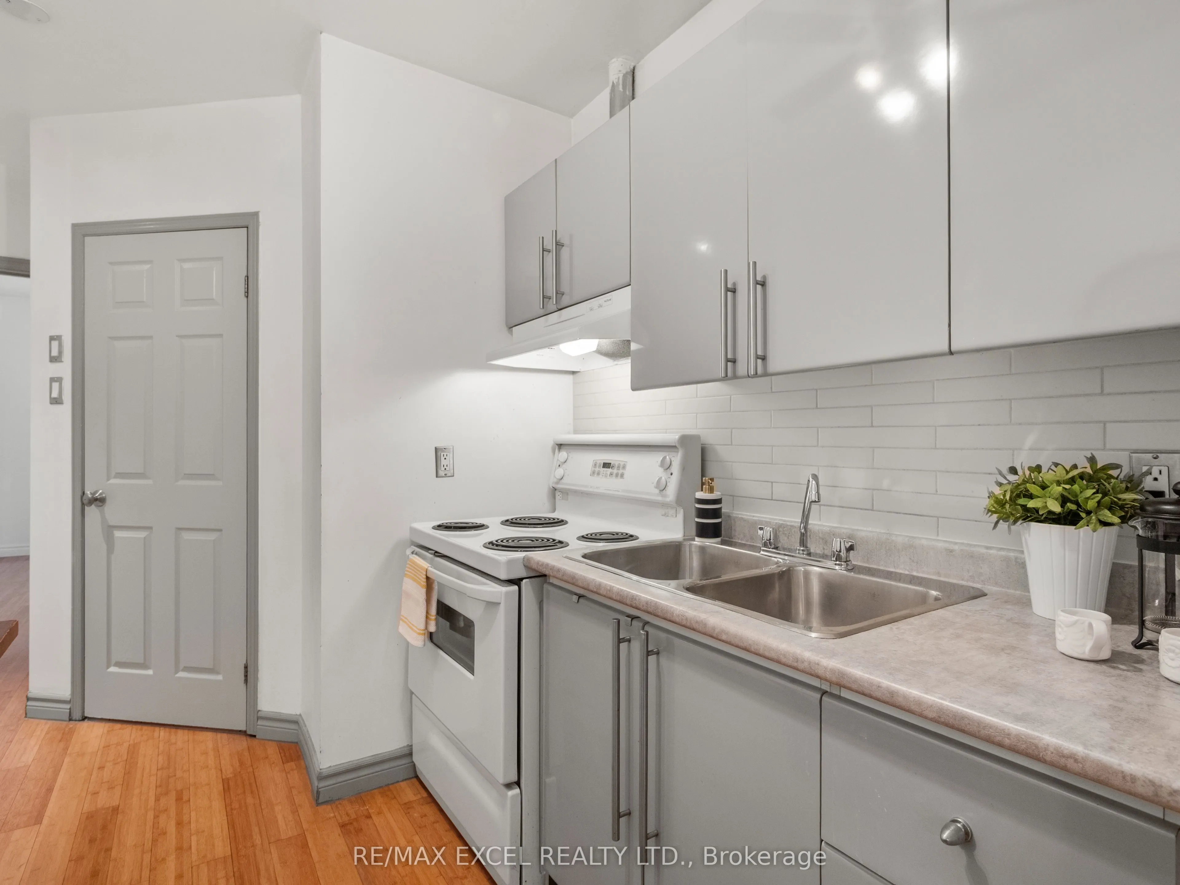137 Gerrard Street E, #Main