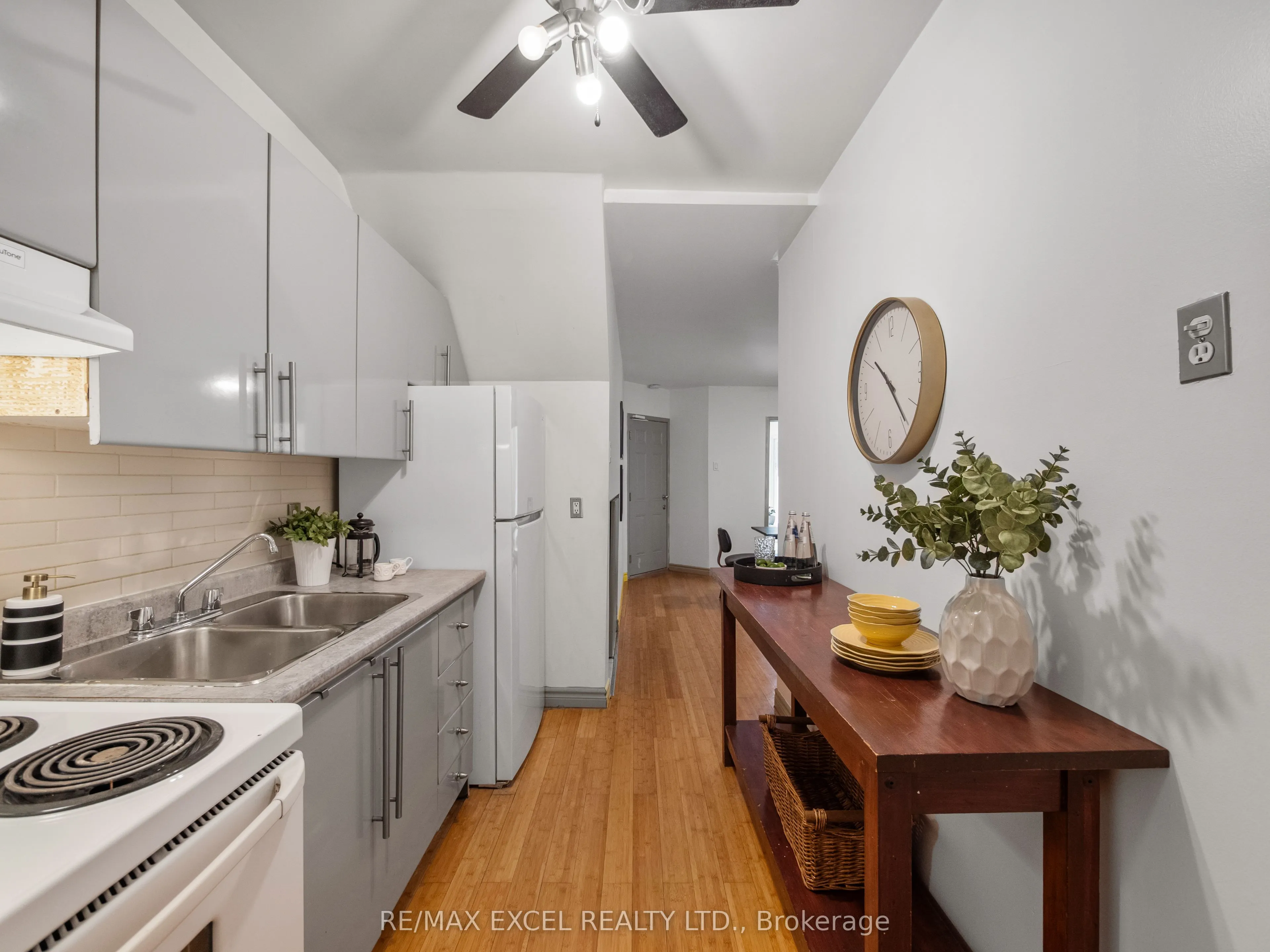 137 Gerrard Street E, #Main