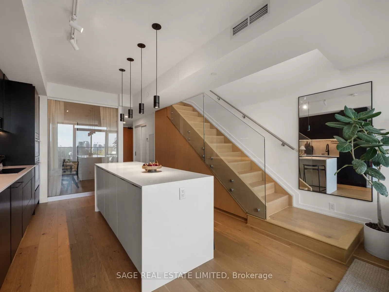 899 College Street W, #PH 621