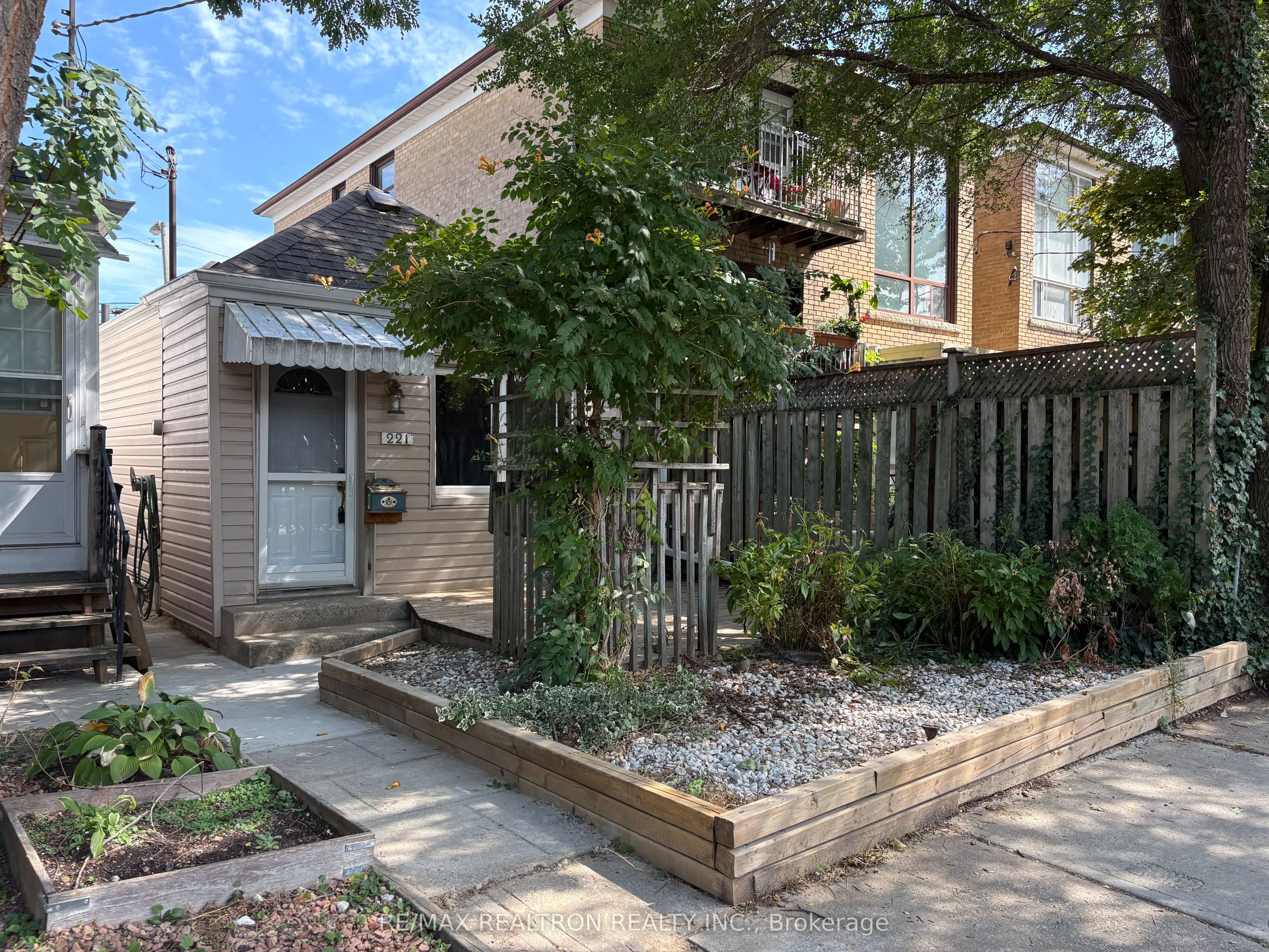 221 Winnett Avenue