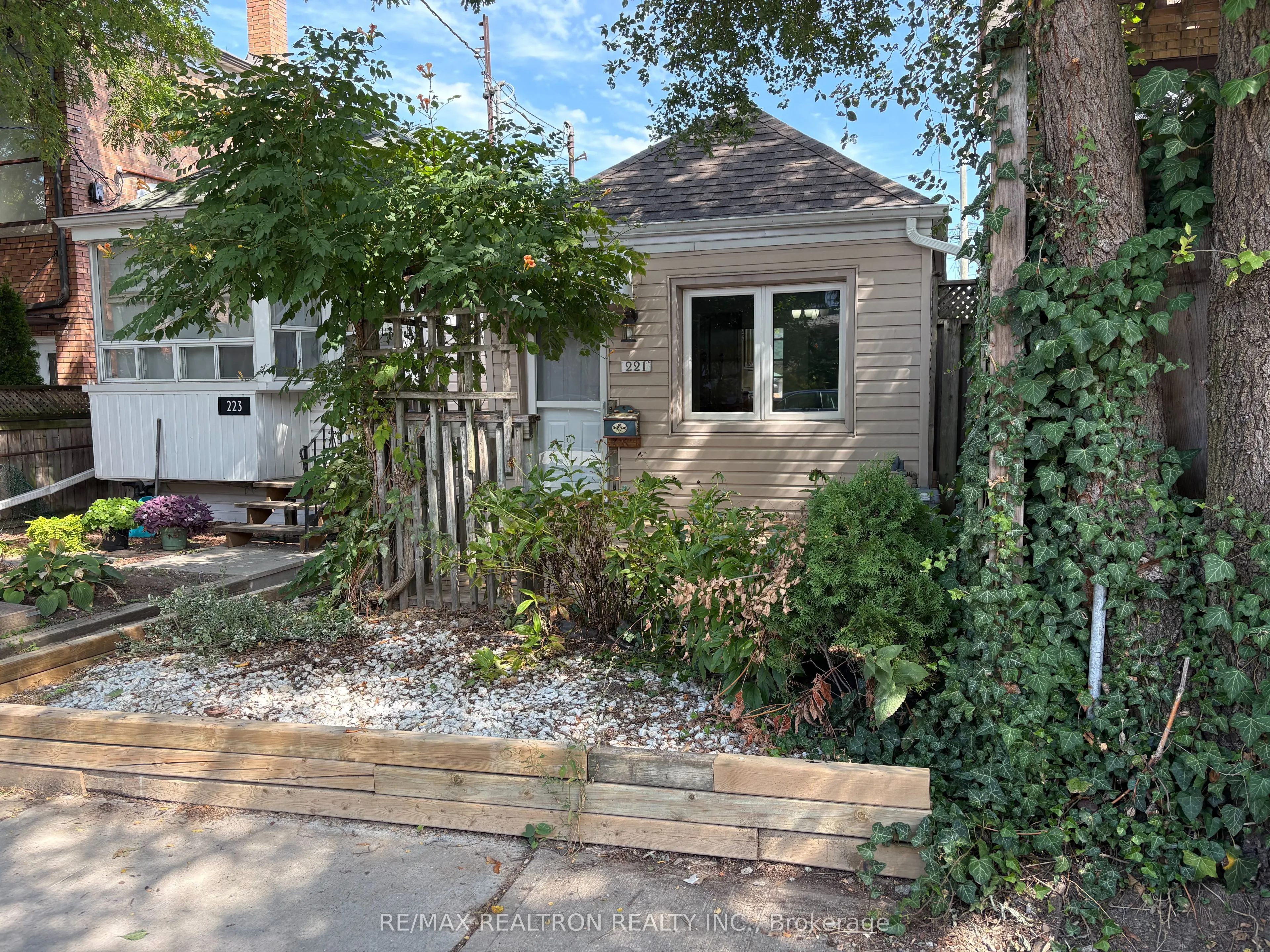 221 Winnett Avenue