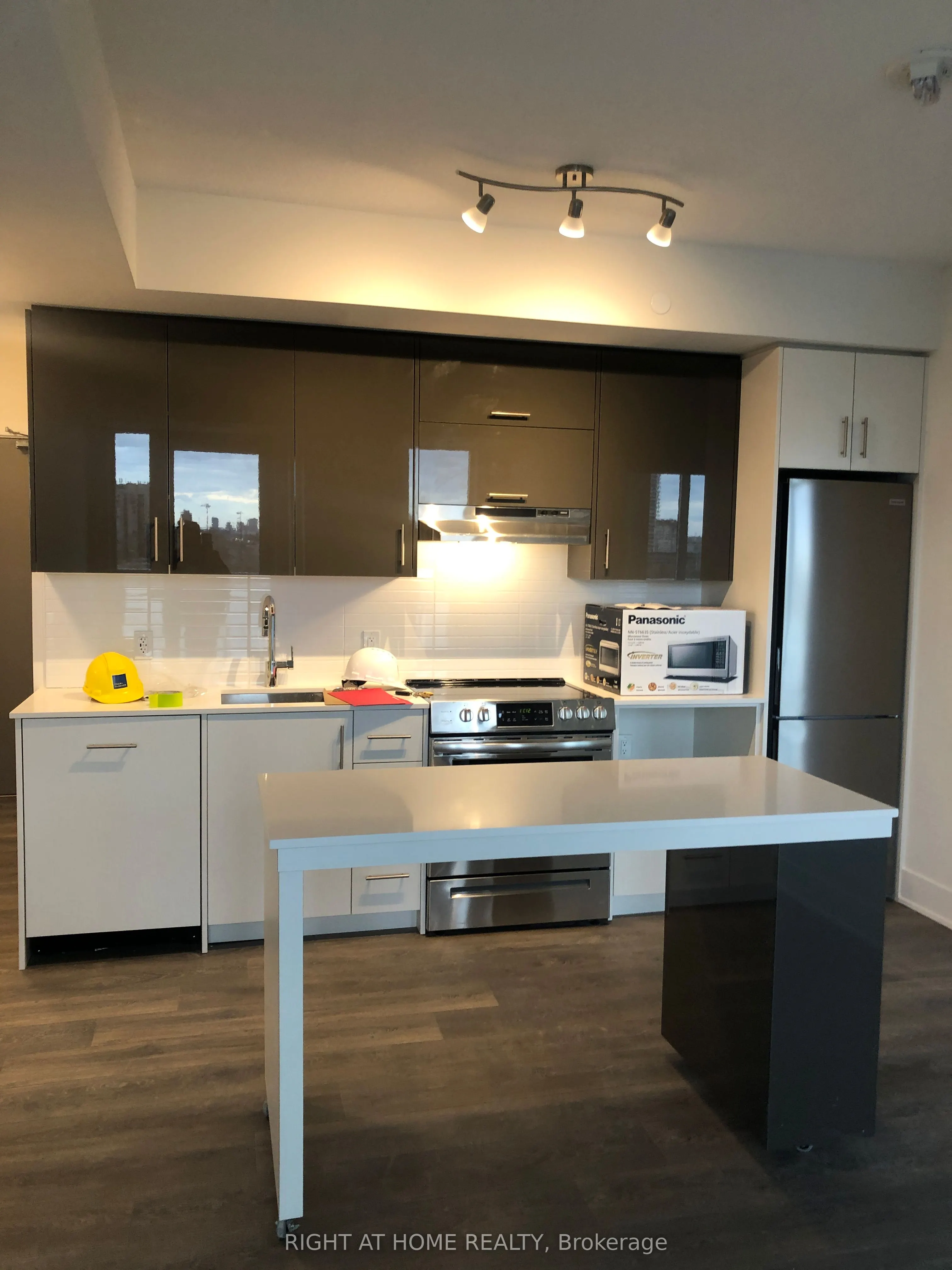 188 Fairview Mall Drive, #910