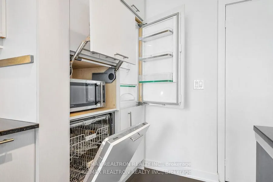 199 Richmond Street W, #1008