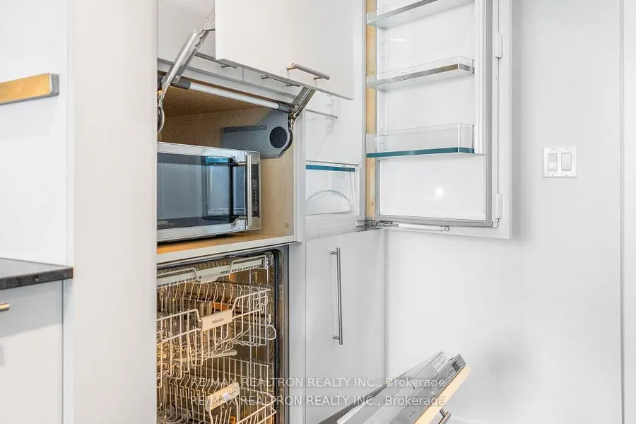 199 Richmond Street W, #1008