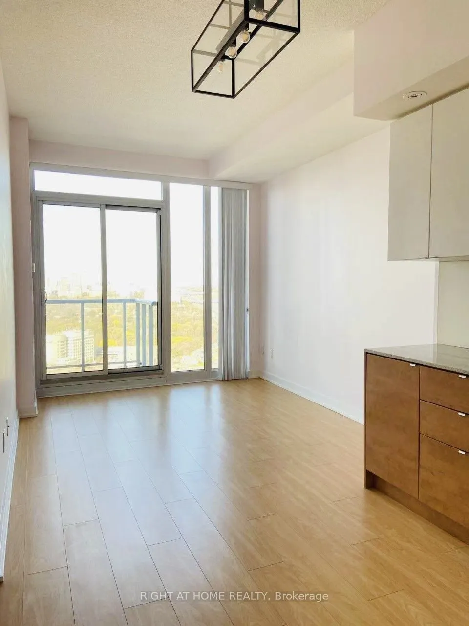 121 Mcmahon Drive, #3606