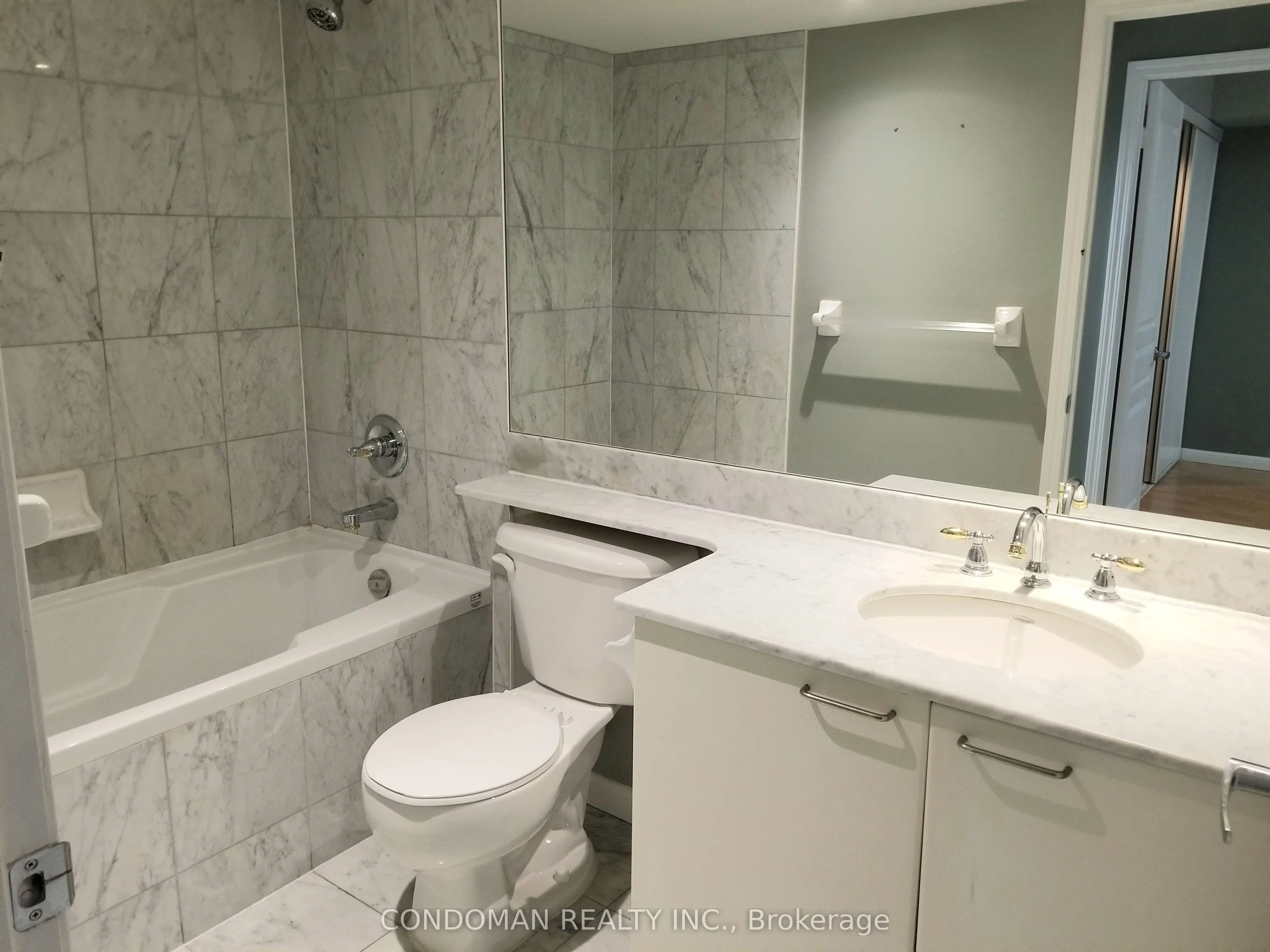 140 Simcoe Street, #403