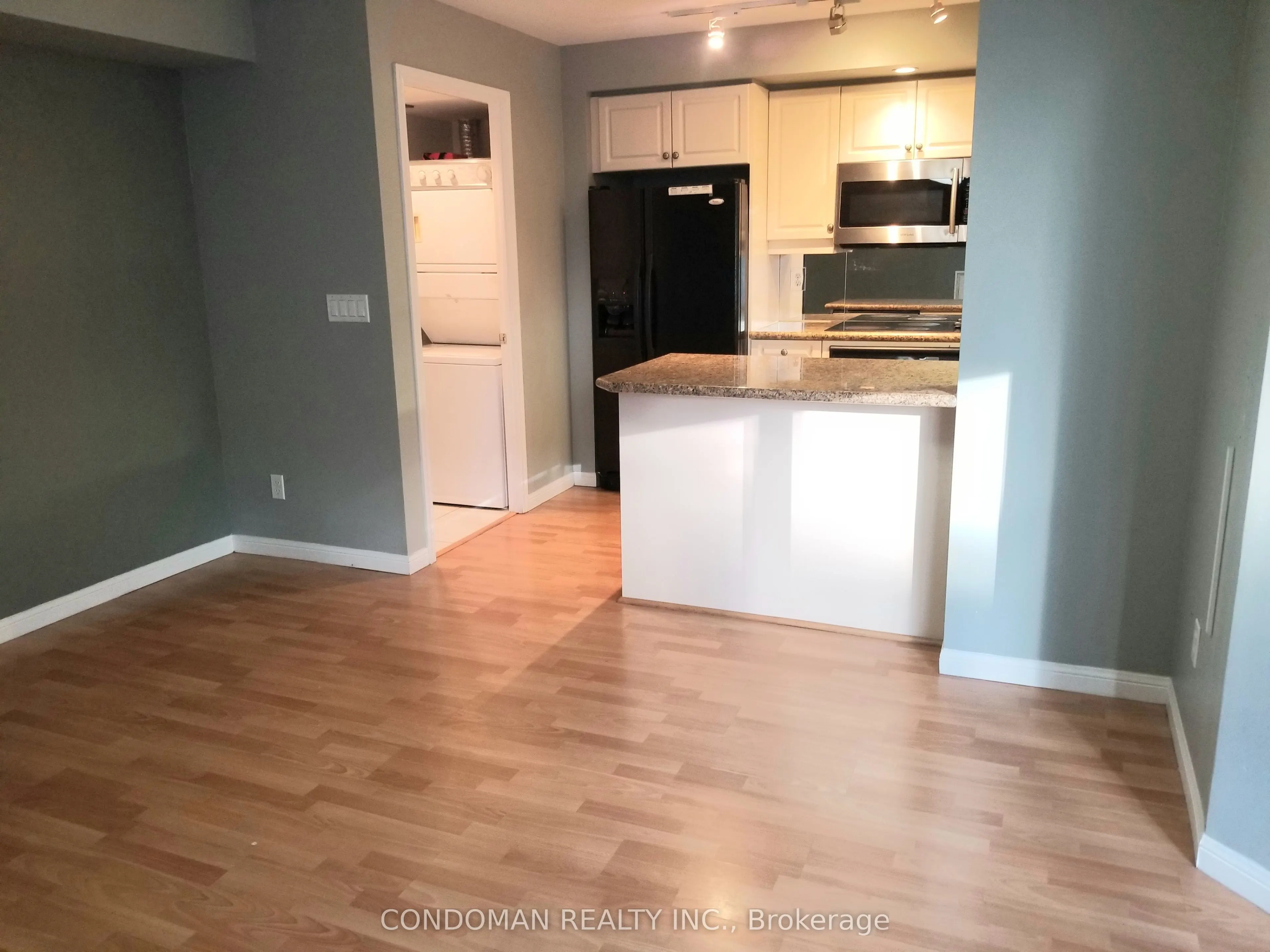 140 Simcoe Street, #403