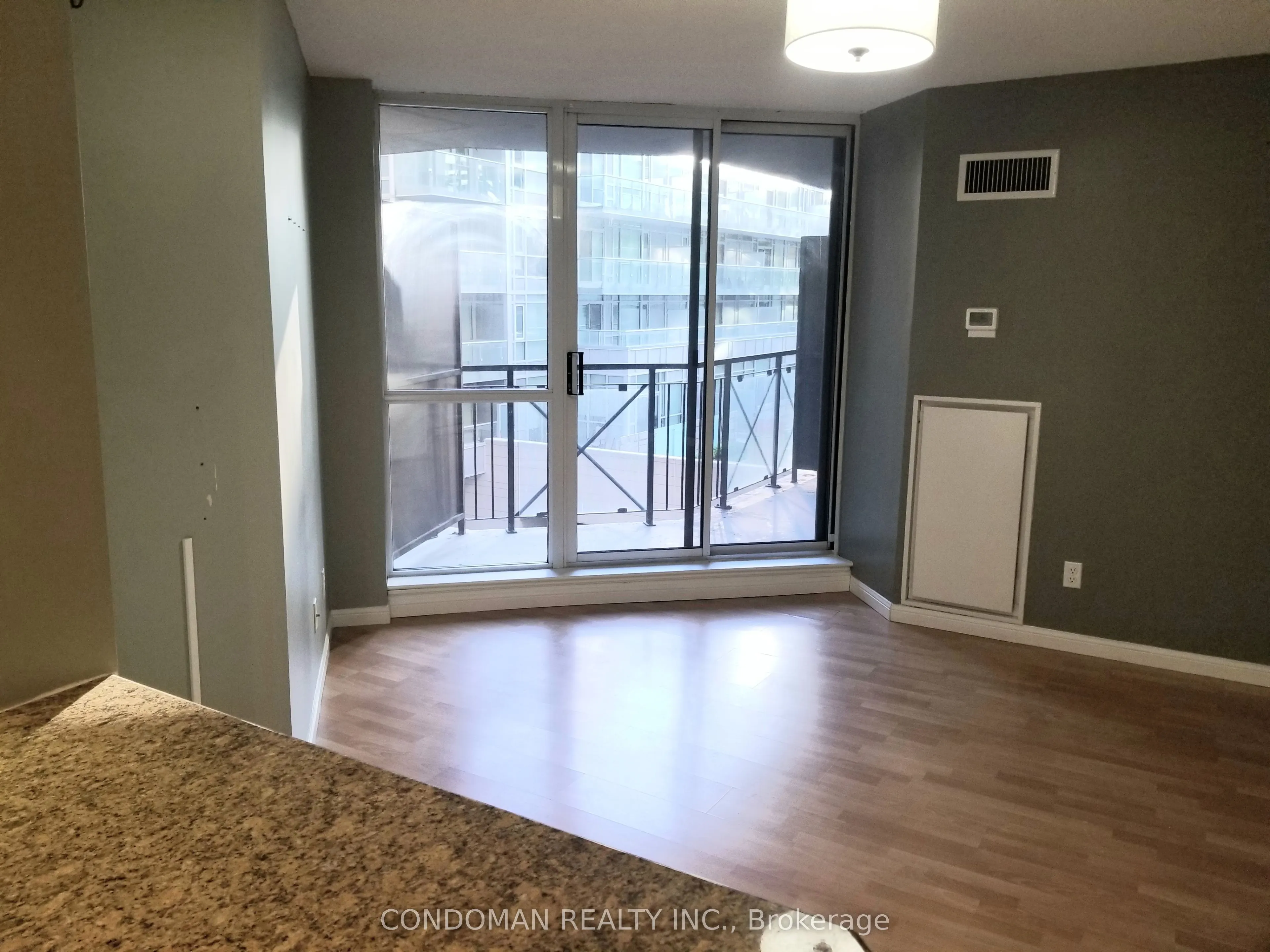 140 Simcoe Street, #403