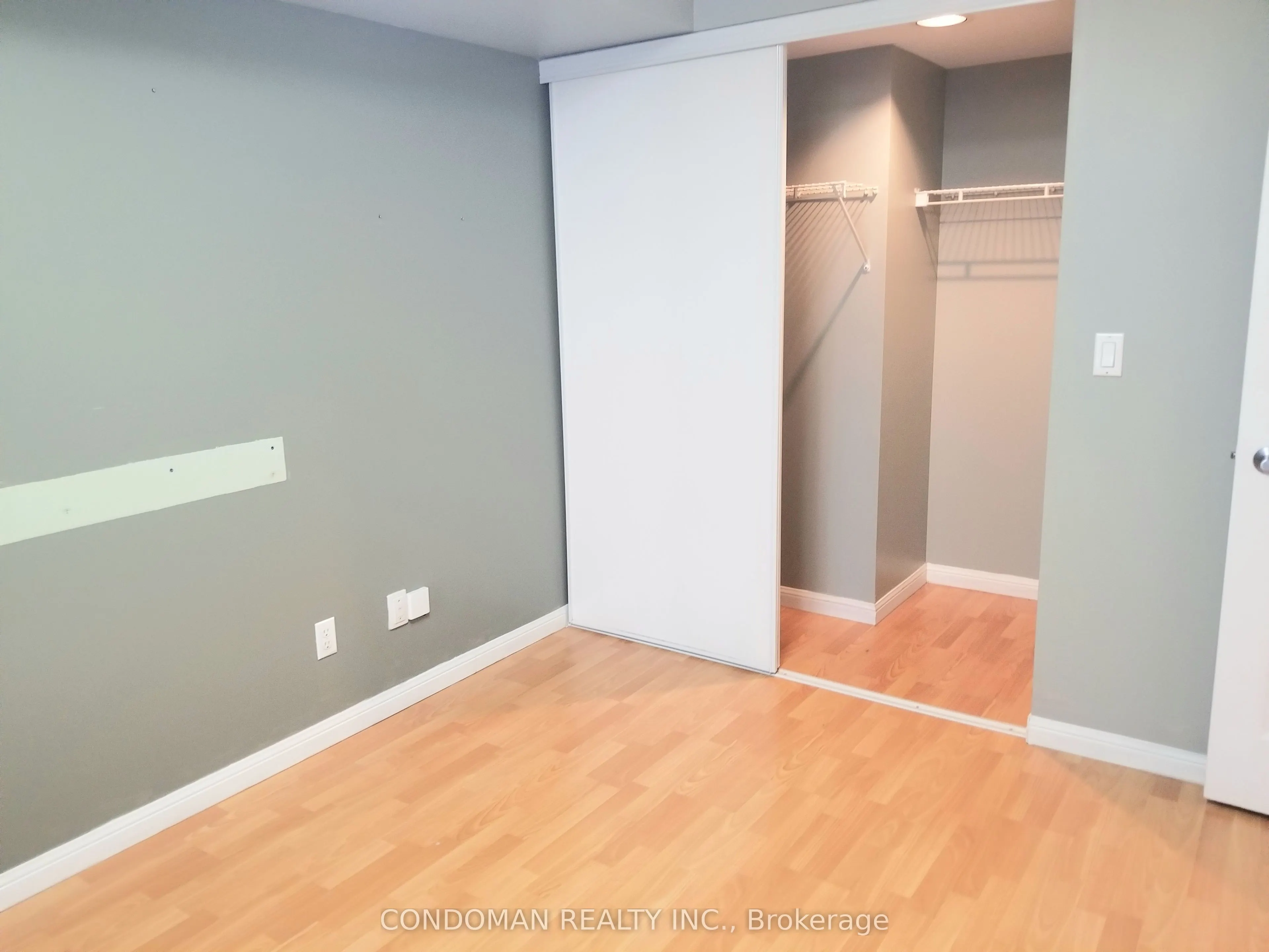 140 Simcoe Street, #403