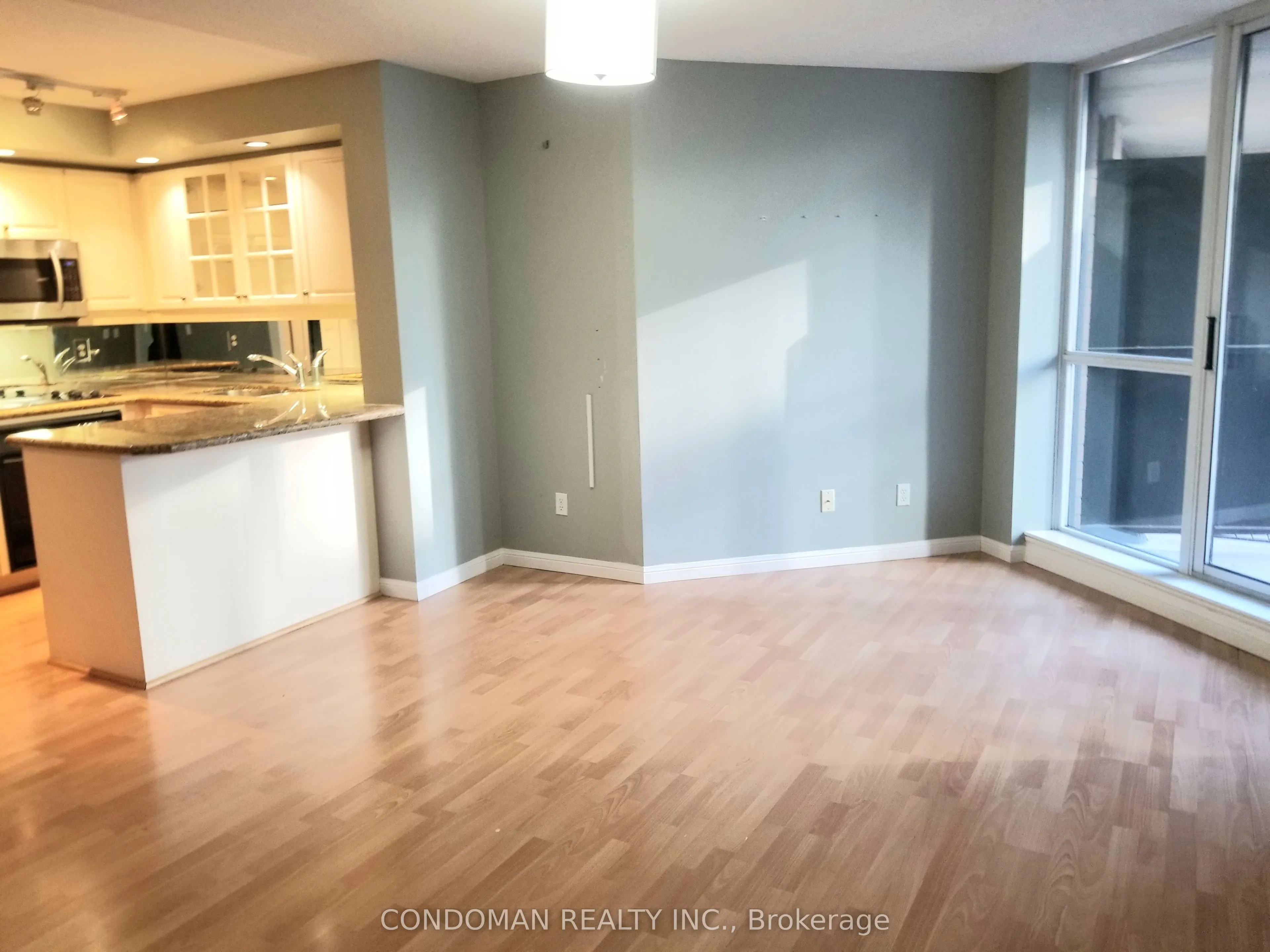 140 Simcoe Street, #403