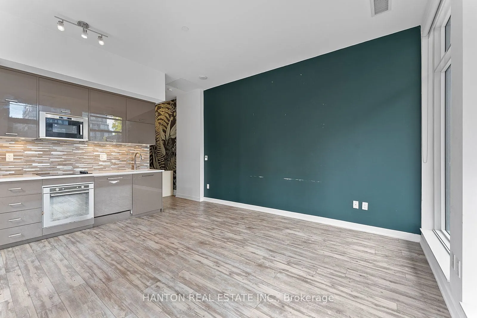 1101 Queen Street W, #105