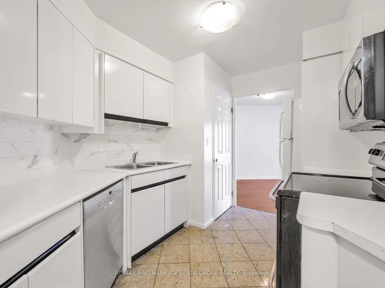 7 Carlton Street, #1213