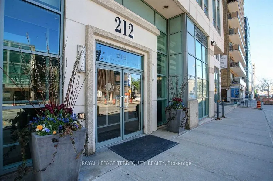 212 Eglinton Avenue E, #404