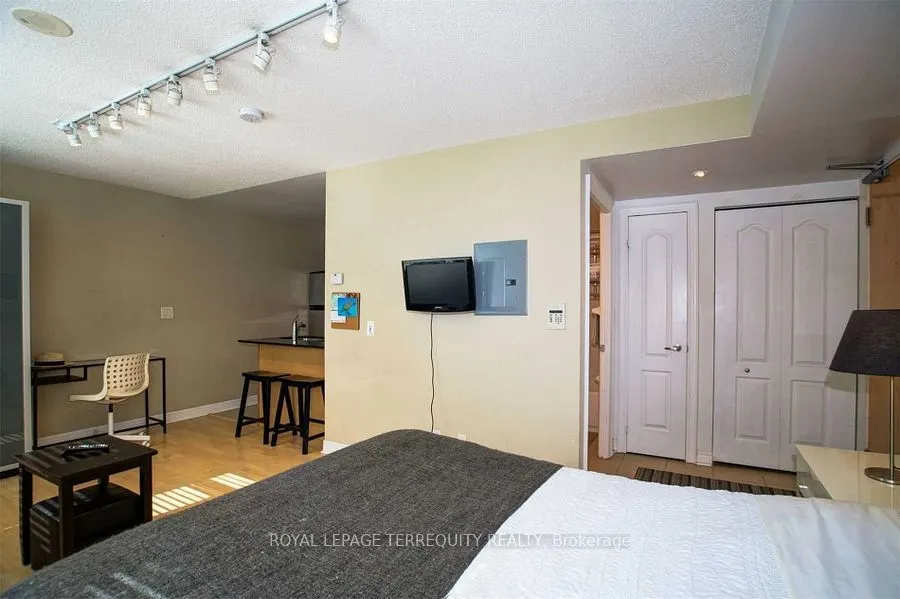 212 Eglinton Avenue E, #404