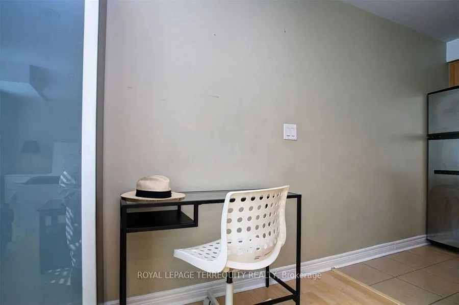 212 Eglinton Avenue E, #404