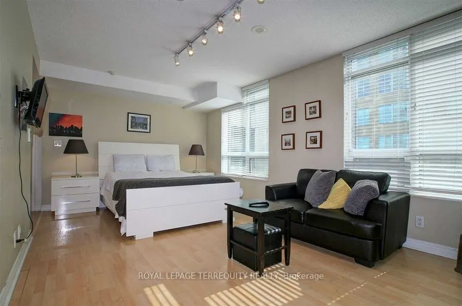 212 Eglinton Avenue E, #404