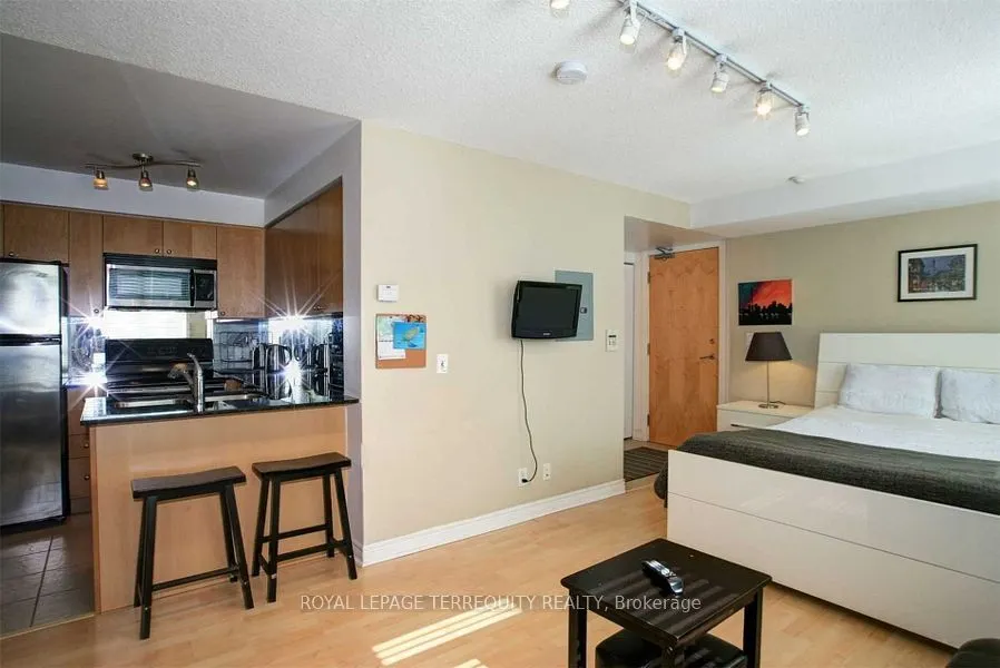 212 Eglinton Avenue E, #404
