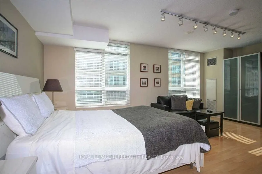 212 Eglinton Avenue E, #404